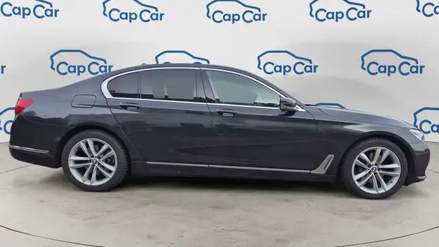 BMW 7 Series view 4