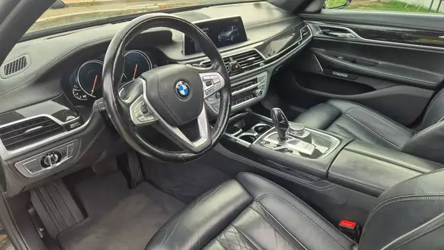 BMW 7 Series view 8