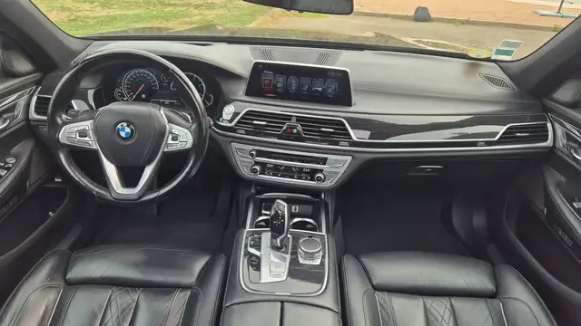 BMW 7 Series view 11