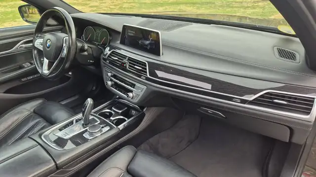BMW 7 Series view 10