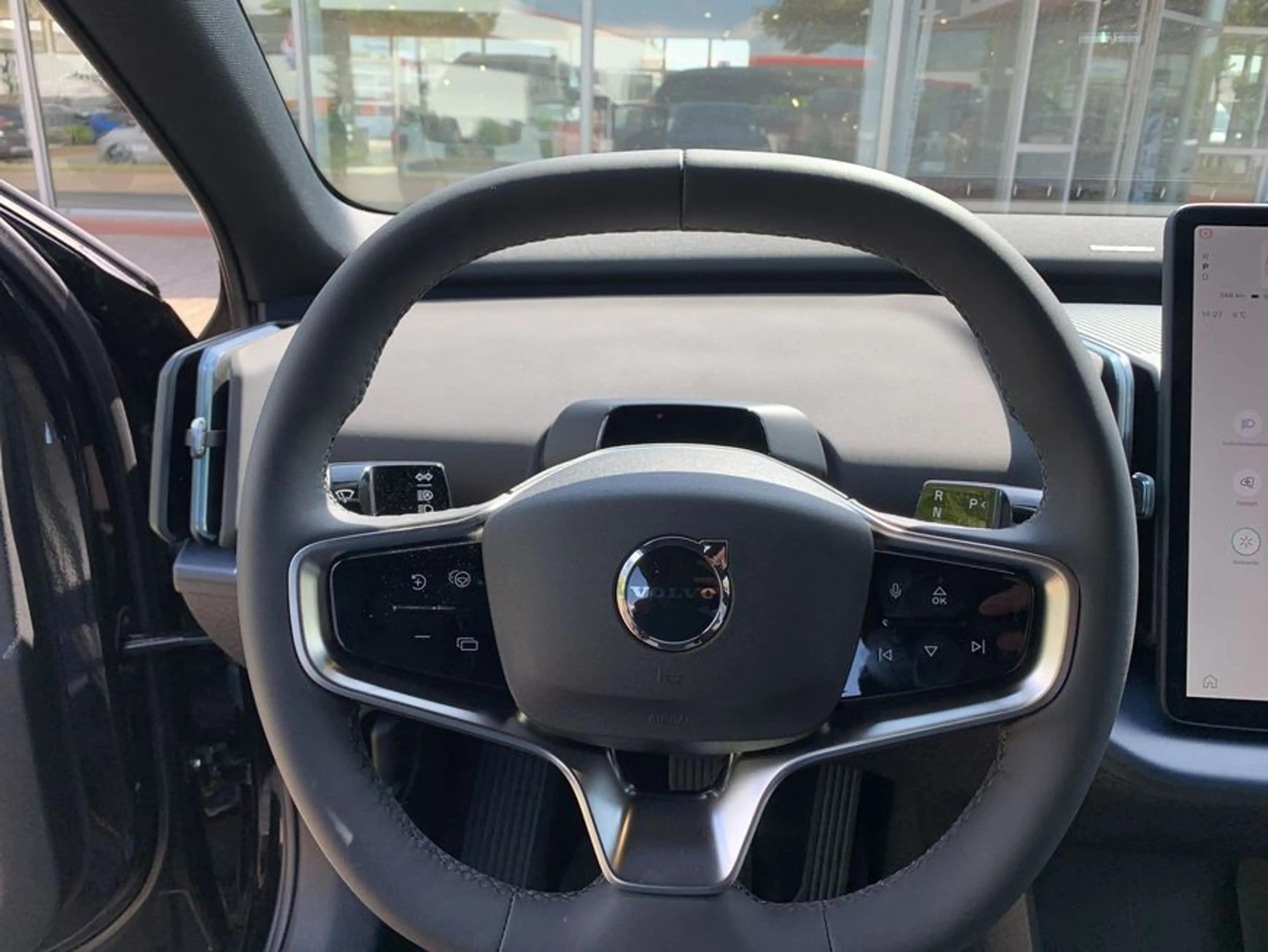 Volvo EX30 Single Motor RWD Plus — photo 13