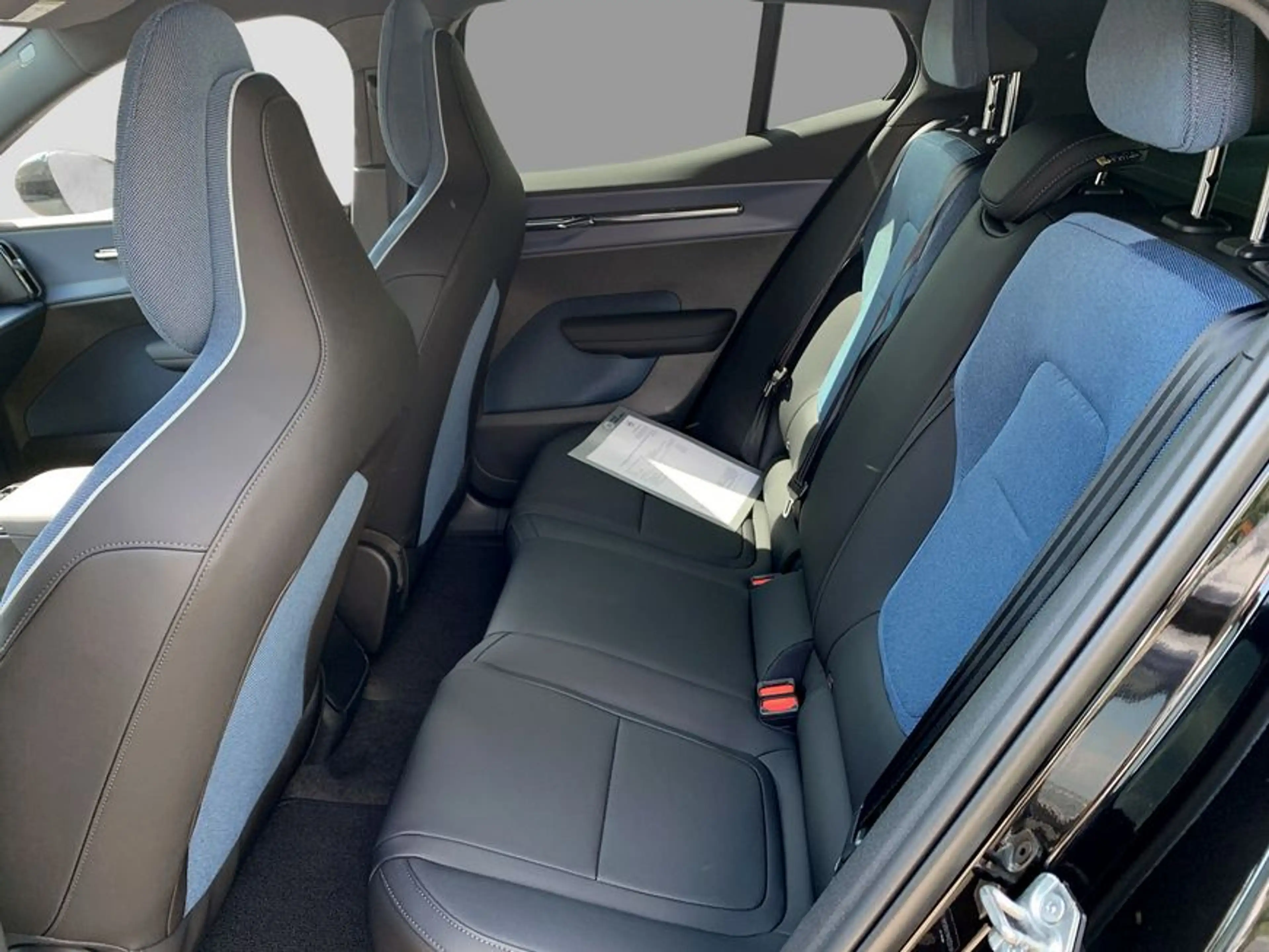 Volvo EX30 Single Motor RWD Plus — photo 9