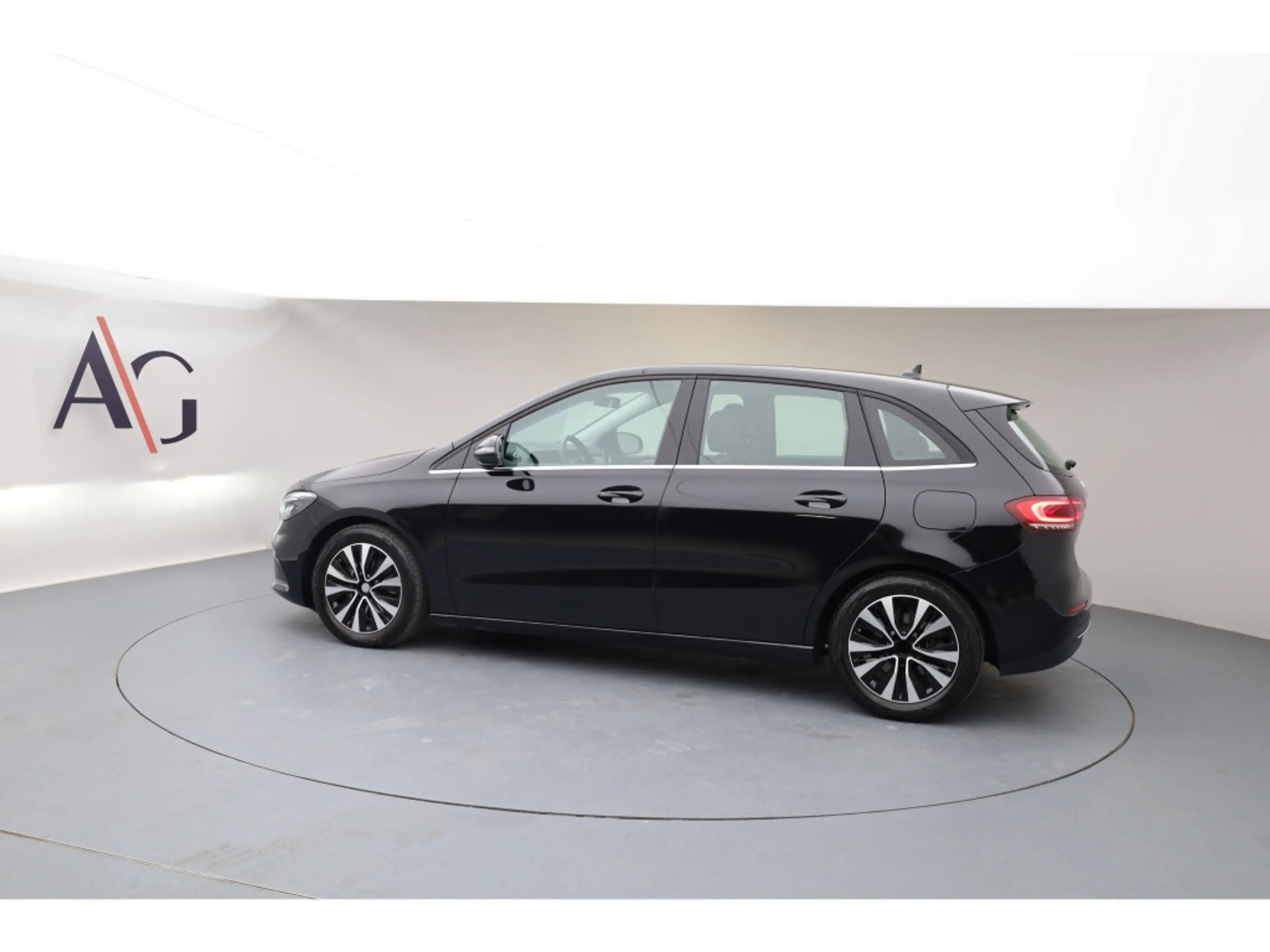 Mercedes-Benz B 220 d MBUX+Style+LED+Wide+Cam.+Navi+AUT+PTS — photo 3