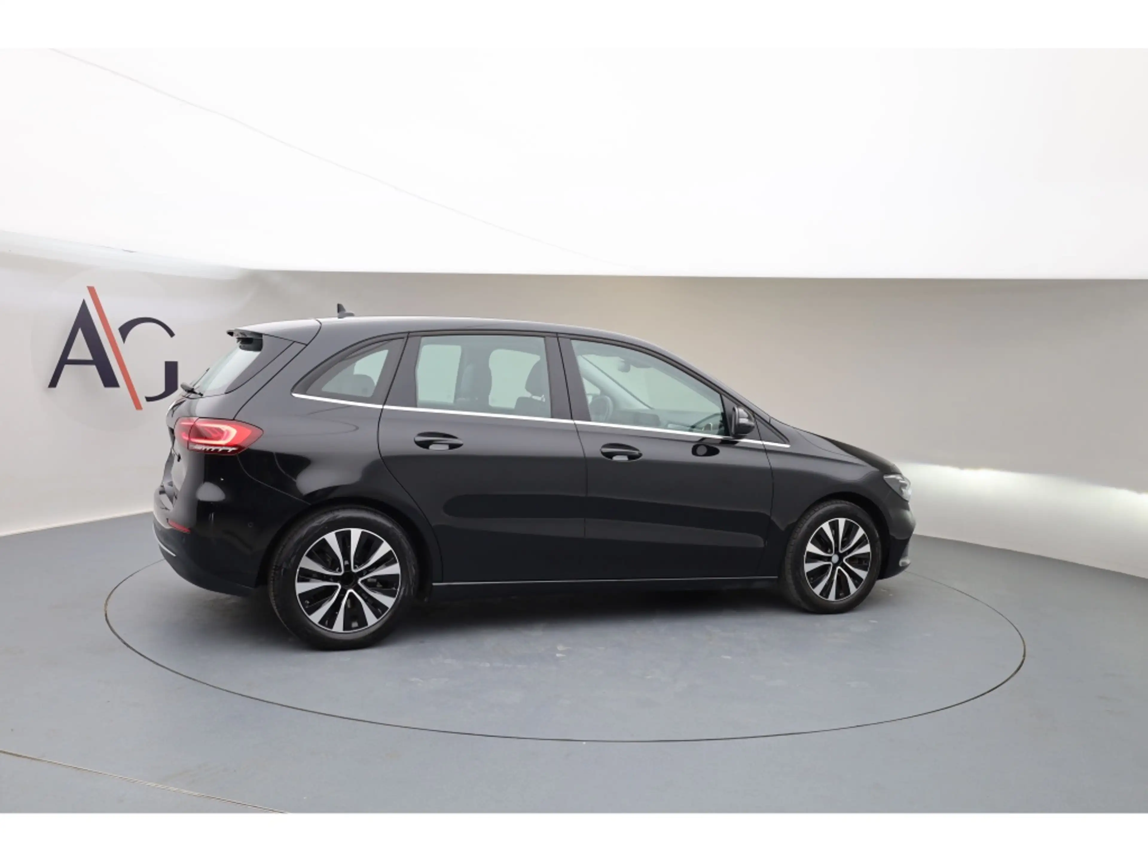 Mercedes-Benz B 220 d MBUX+Style+LED+Wide+Cam.+Navi+AUT+PTS — photo 6