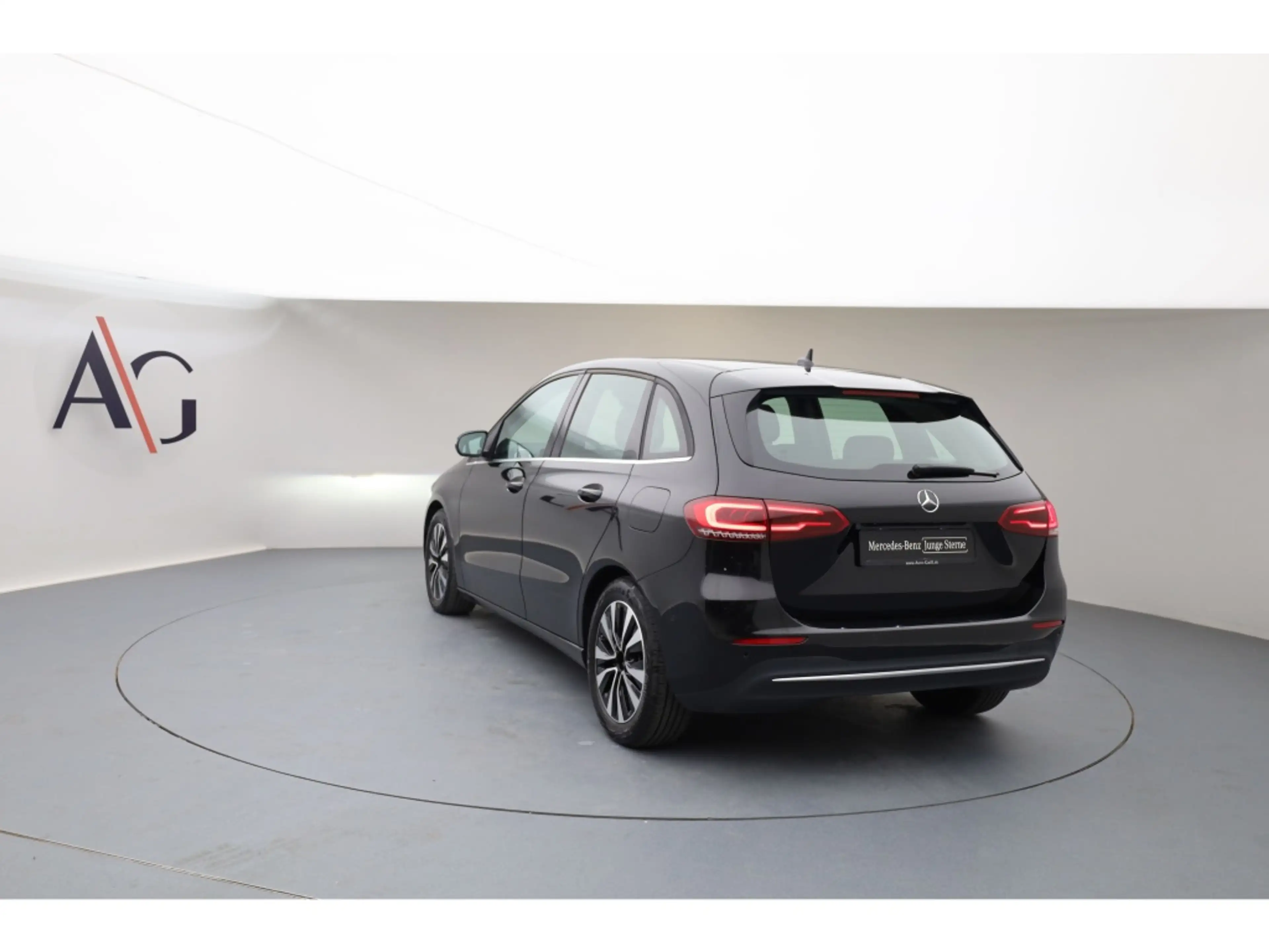 Mercedes-Benz B 220 d MBUX+Style+LED+Wide+Cam.+Navi+AUT+PTS — photo 4