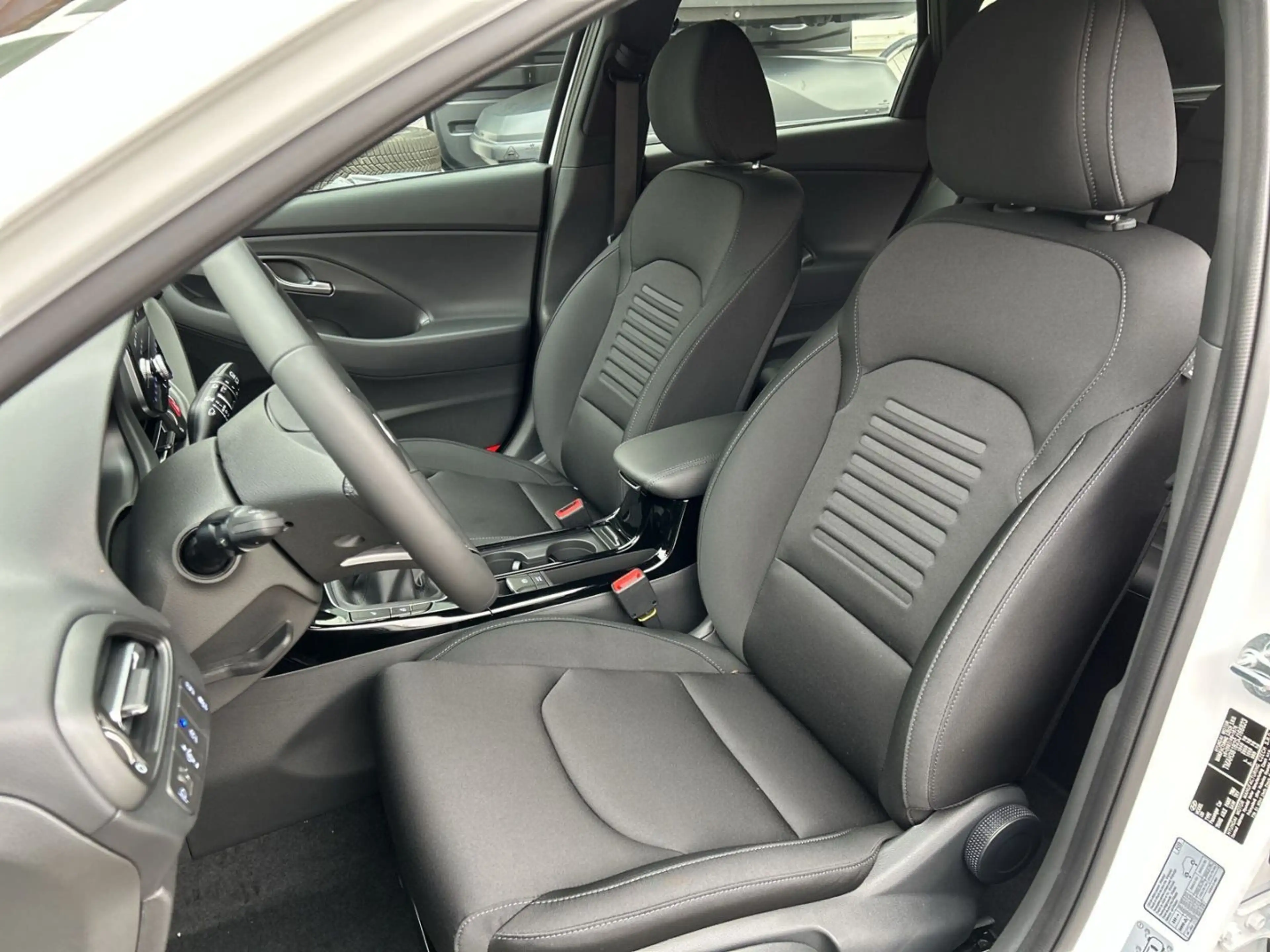 Hyundai i30 Kombi 1.5T M/T ADVANTAGE SHZ LED Navi PanD. — photo 5