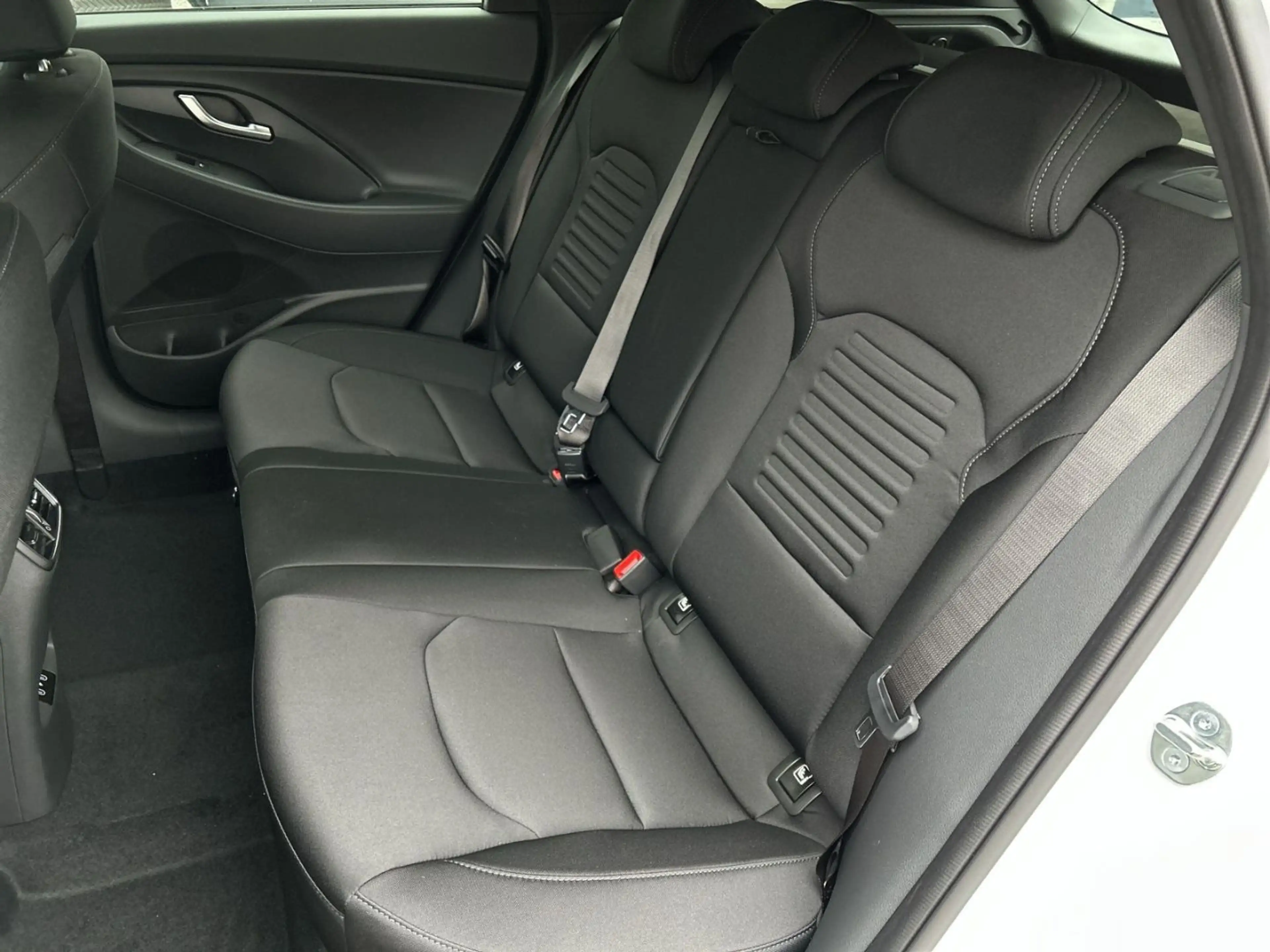 Hyundai i30 Kombi 1.5T M/T ADVANTAGE SHZ LED Navi PanD. — photo 6