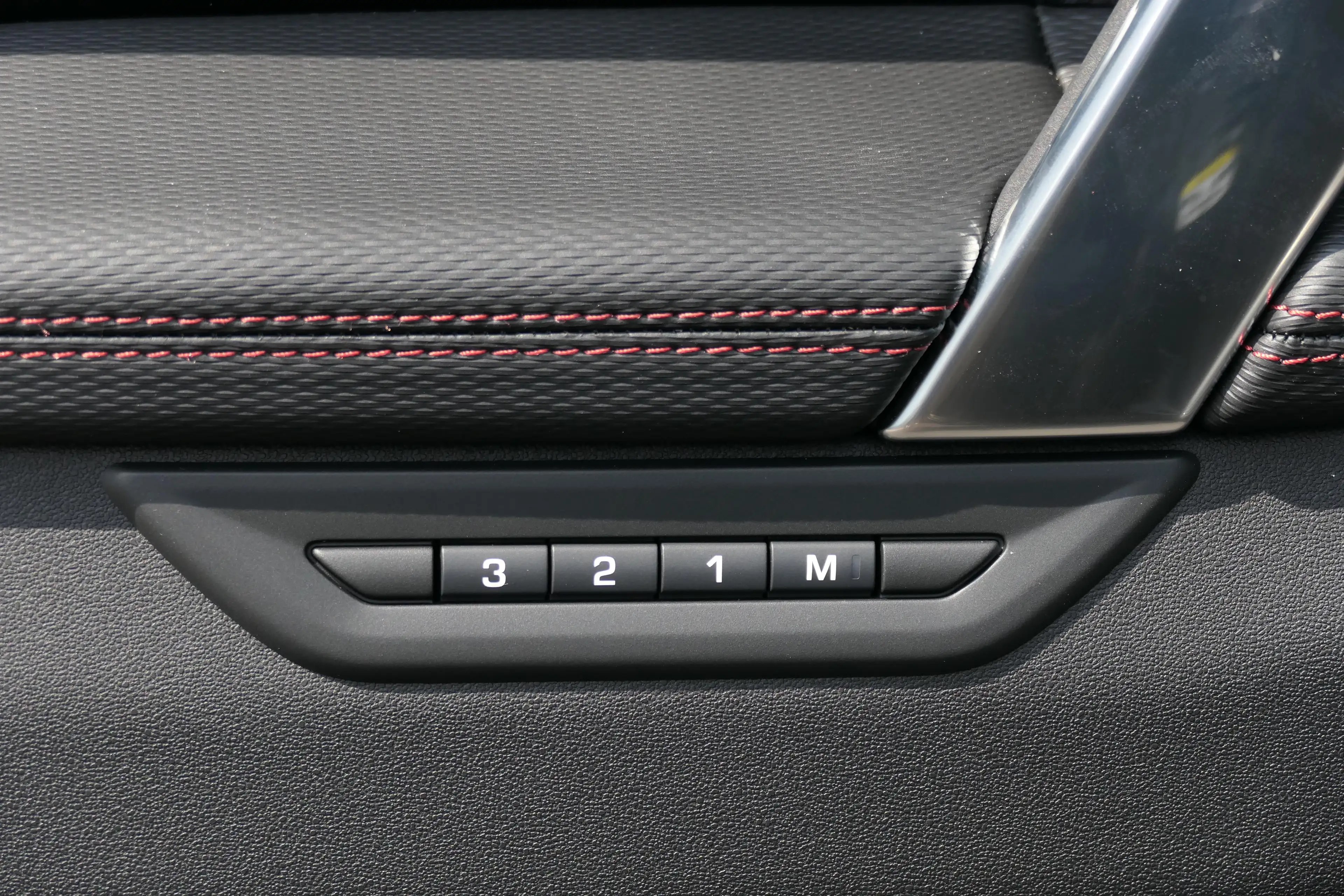 Land Rover Discovery Sport P300e R-Dynamic SE | BLACK PACK | PANO | MERIDIAN — photo 11