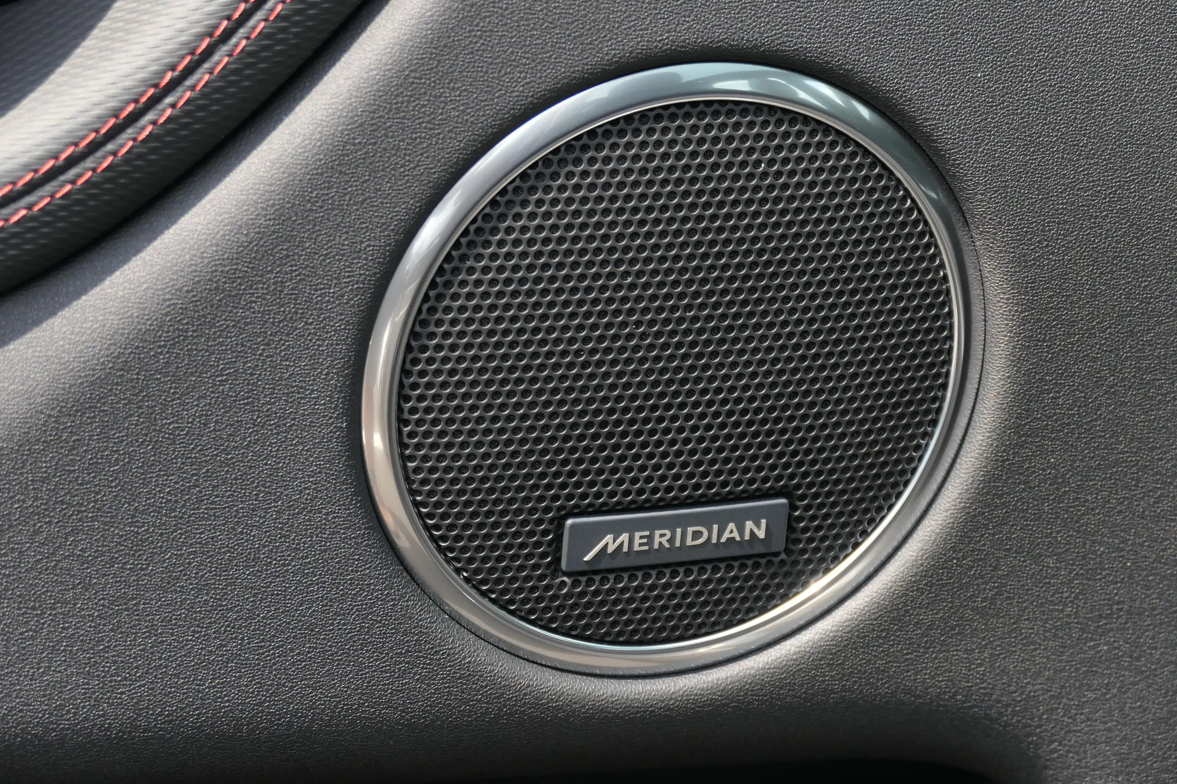 Land Rover Discovery Sport P300e R-Dynamic SE | BLACK PACK | PANO | MERIDIAN — photo 12