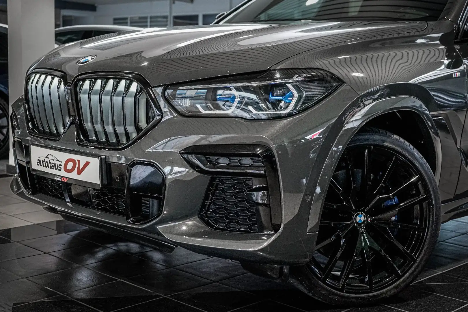 BMW X6 M50i*Individual*Carbon*M Sitze*PanoSKY*Iconic Grijs - 1