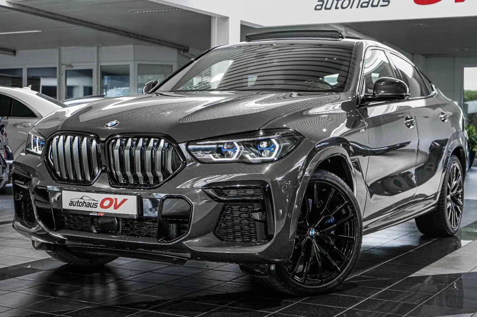 BMW X6 M50i*Individual*Carbon*M Sitze*PanoSKY*Iconic Grijs - 1
