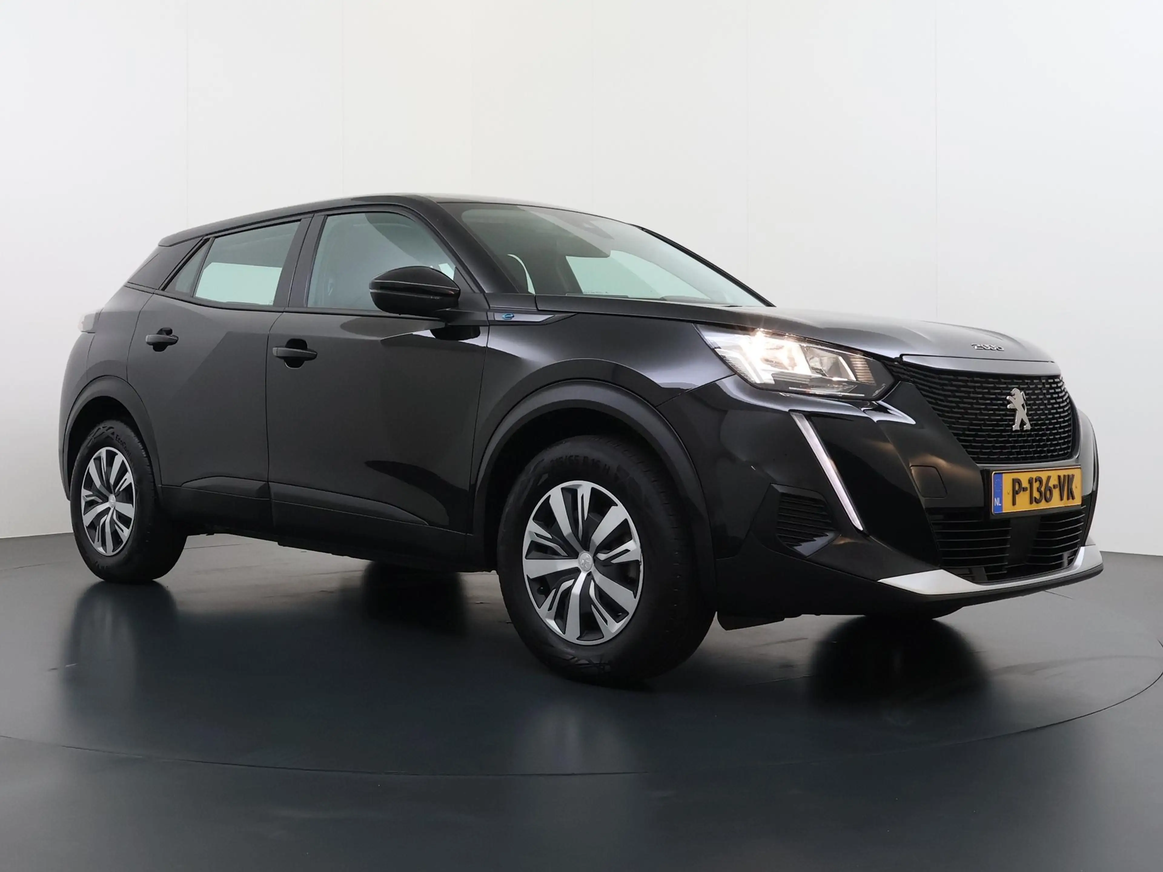 Peugeot e-2008 SUV Active 50 kWh 136pk | Accu 94% | 3-Fase | Navi — photo 2