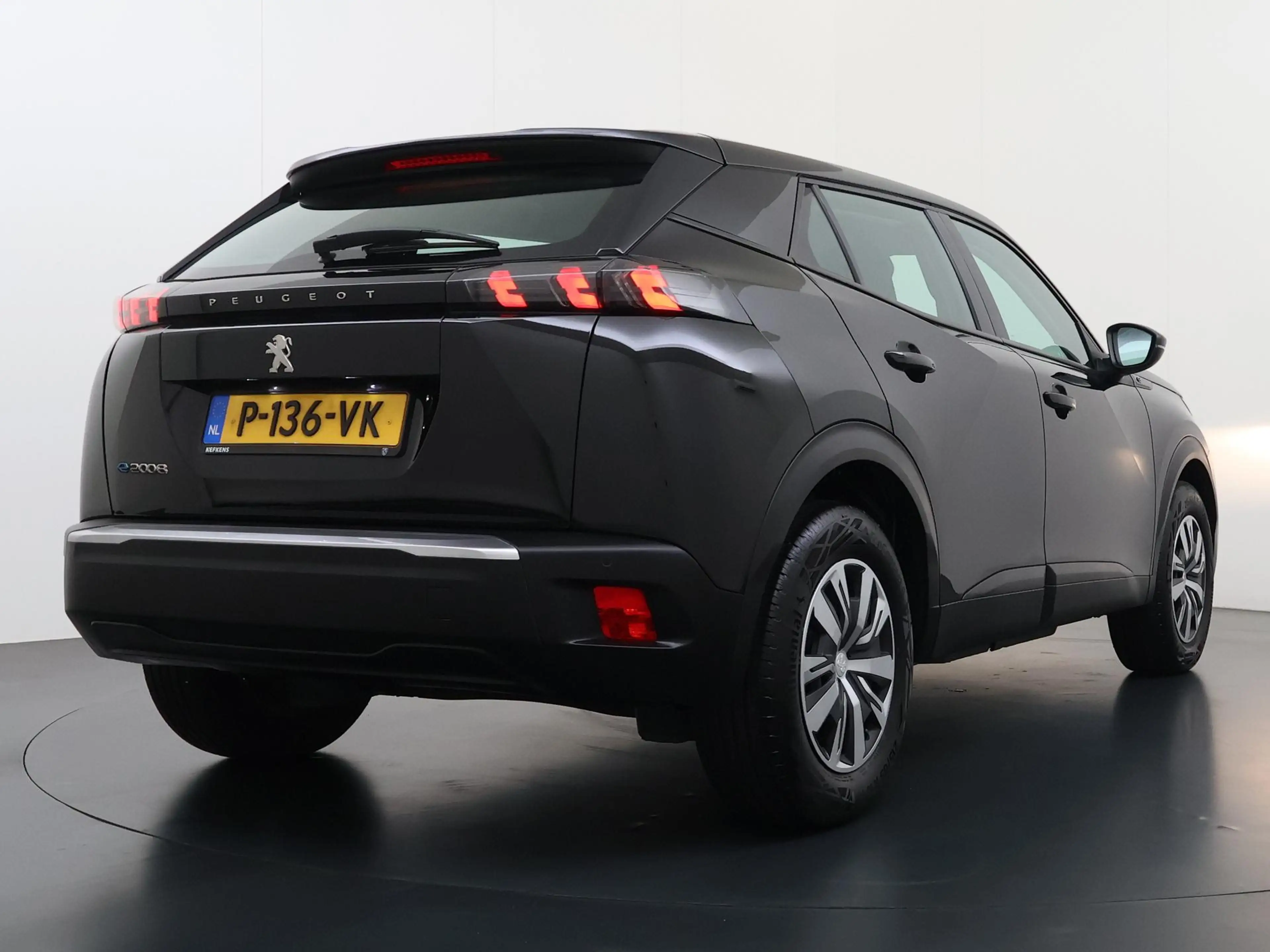 Peugeot e-2008 SUV Active 50 kWh 136pk | Accu 94% | 3-Fase | Navi — photo 8