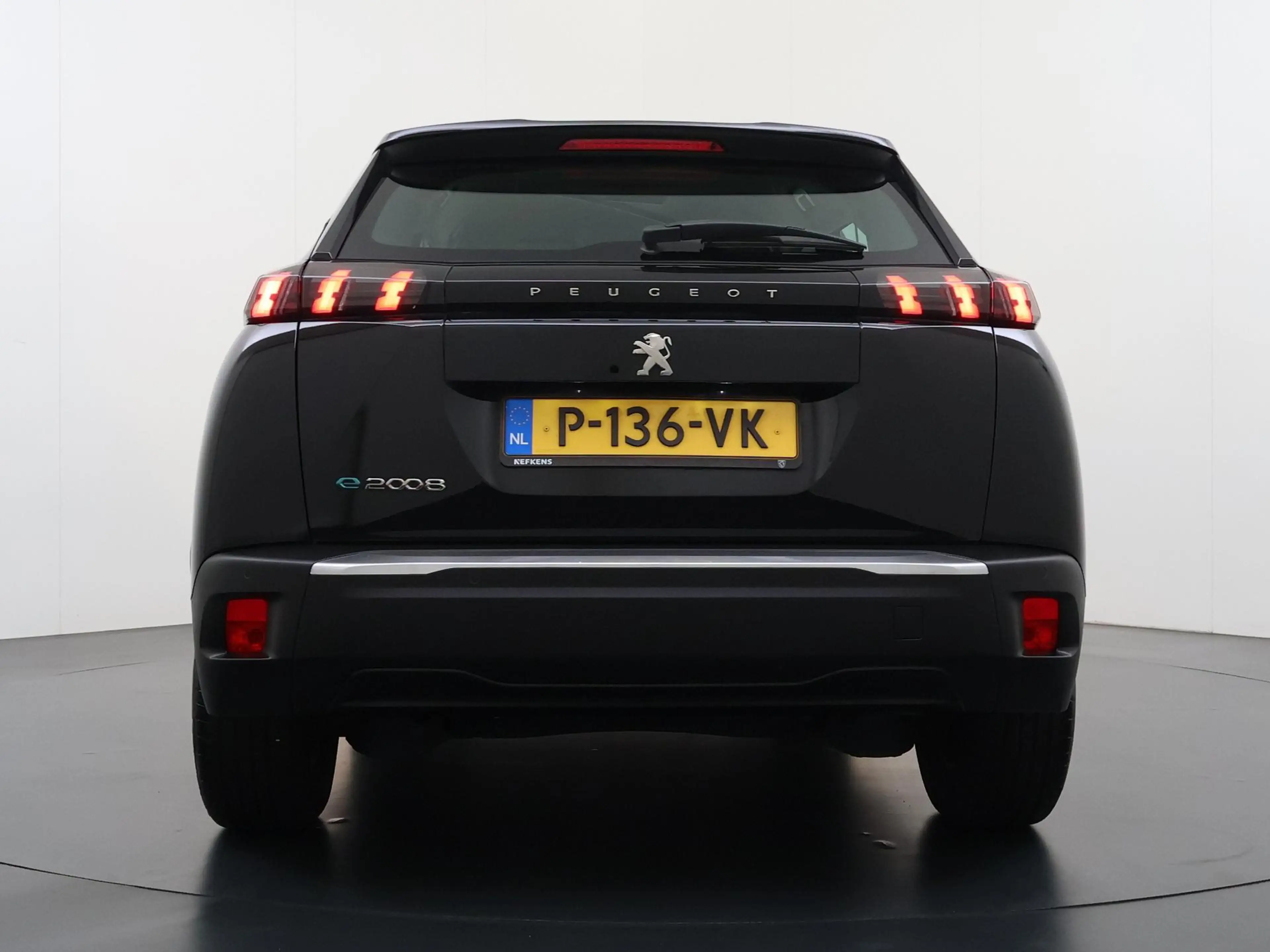 Peugeot e-2008 SUV Active 50 kWh 136pk | Accu 94% | 3-Fase | Navi — photo 7
