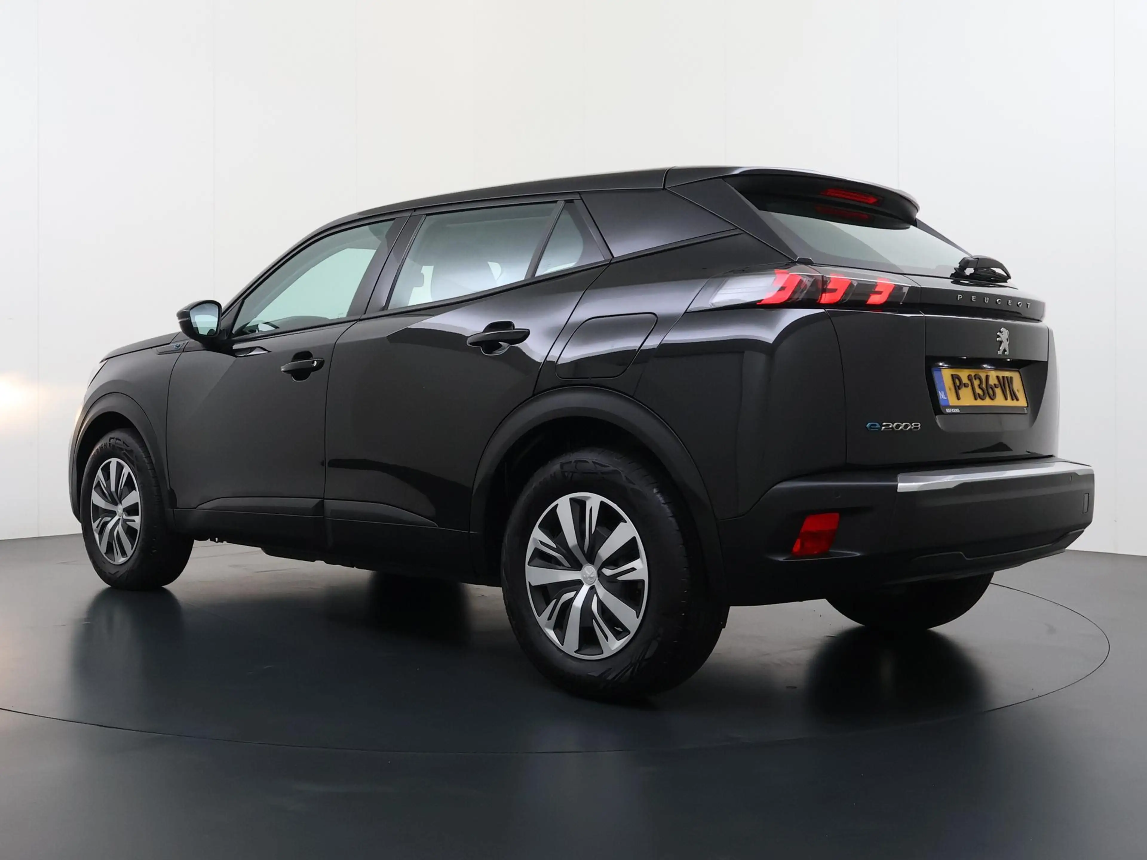 Peugeot e-2008 SUV Active 50 kWh 136pk | Accu 94% | 3-Fase | Navi — photo 6