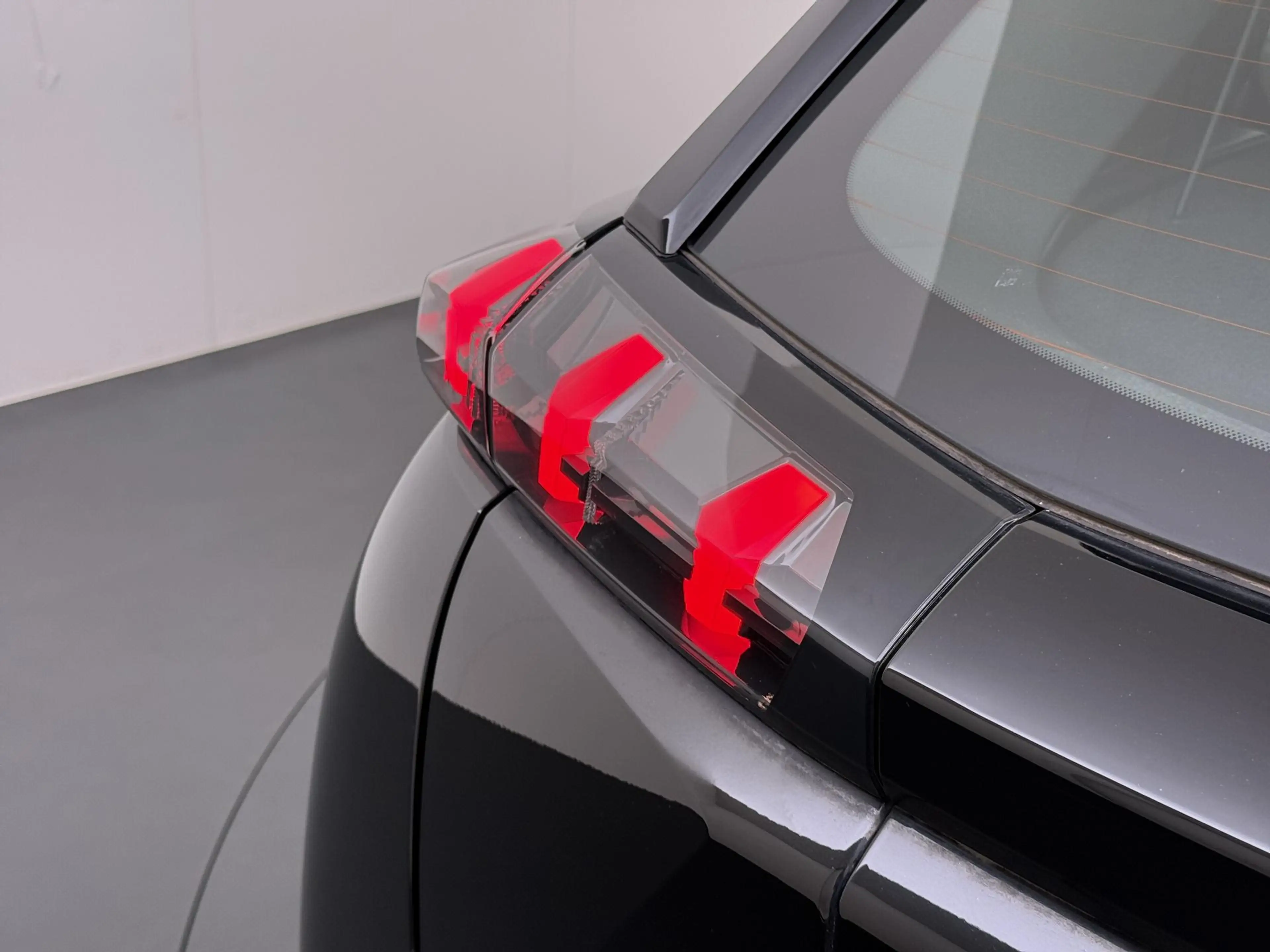 Peugeot e-2008 SUV Active 50 kWh 136pk | Accu 94% | 3-Fase | Navi — photo 10