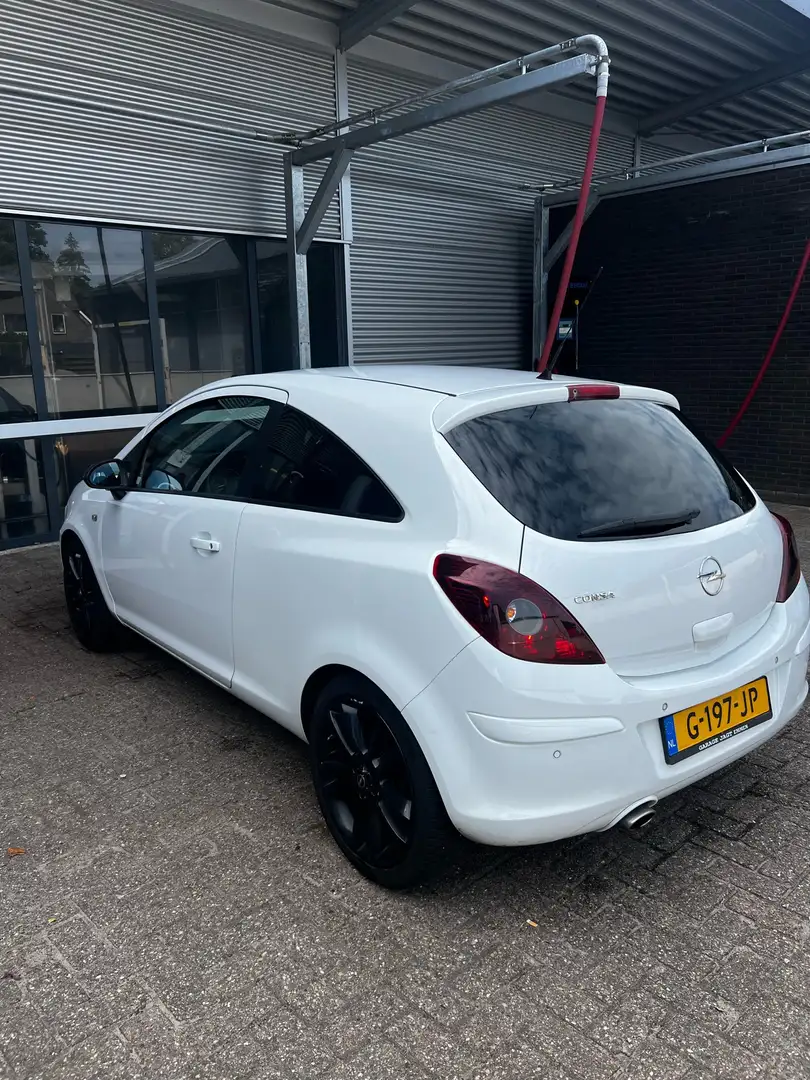 Opel Corsa 1.4 16V Wit - 2