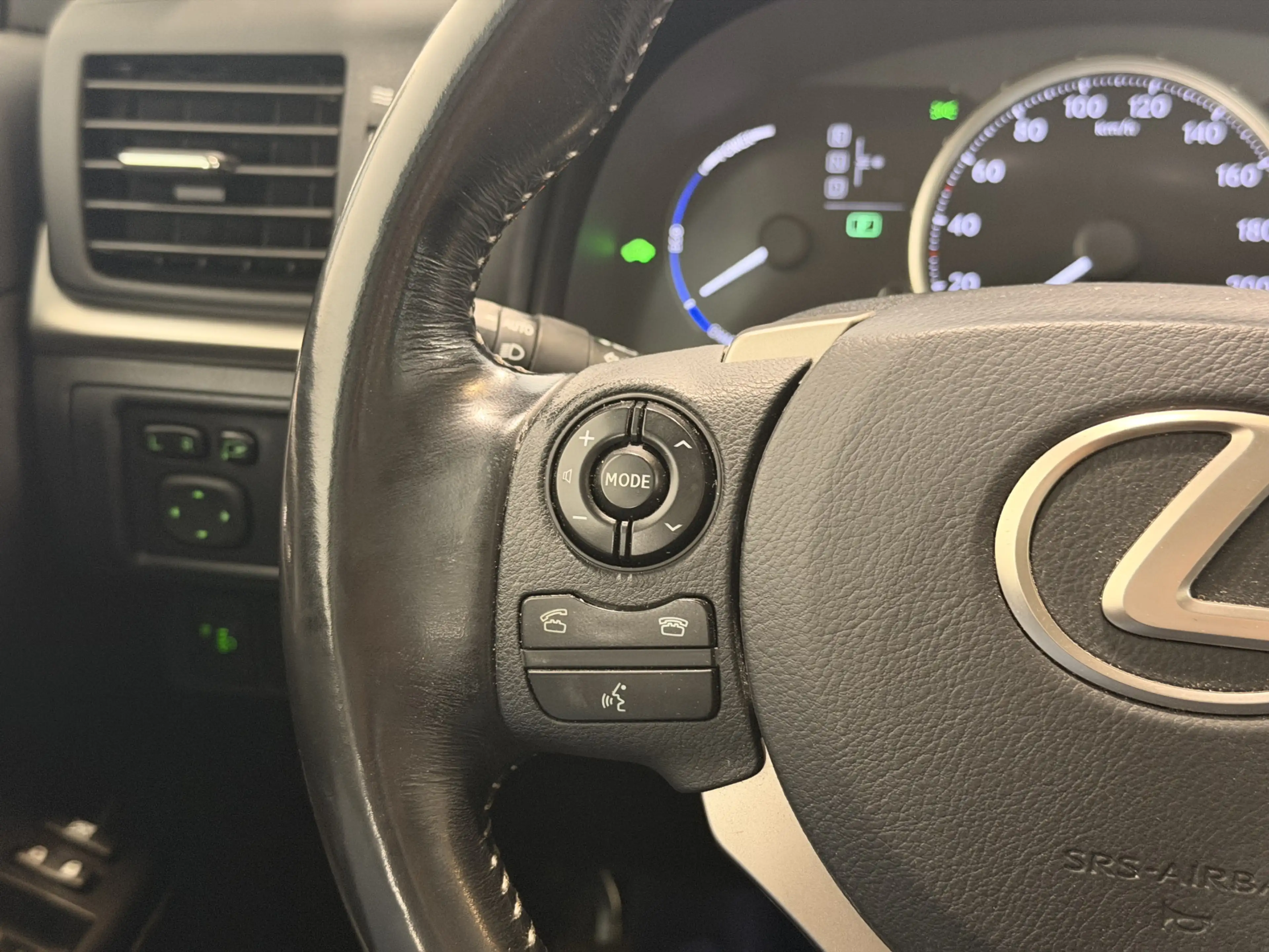 Lexus CT 200h — photo 7