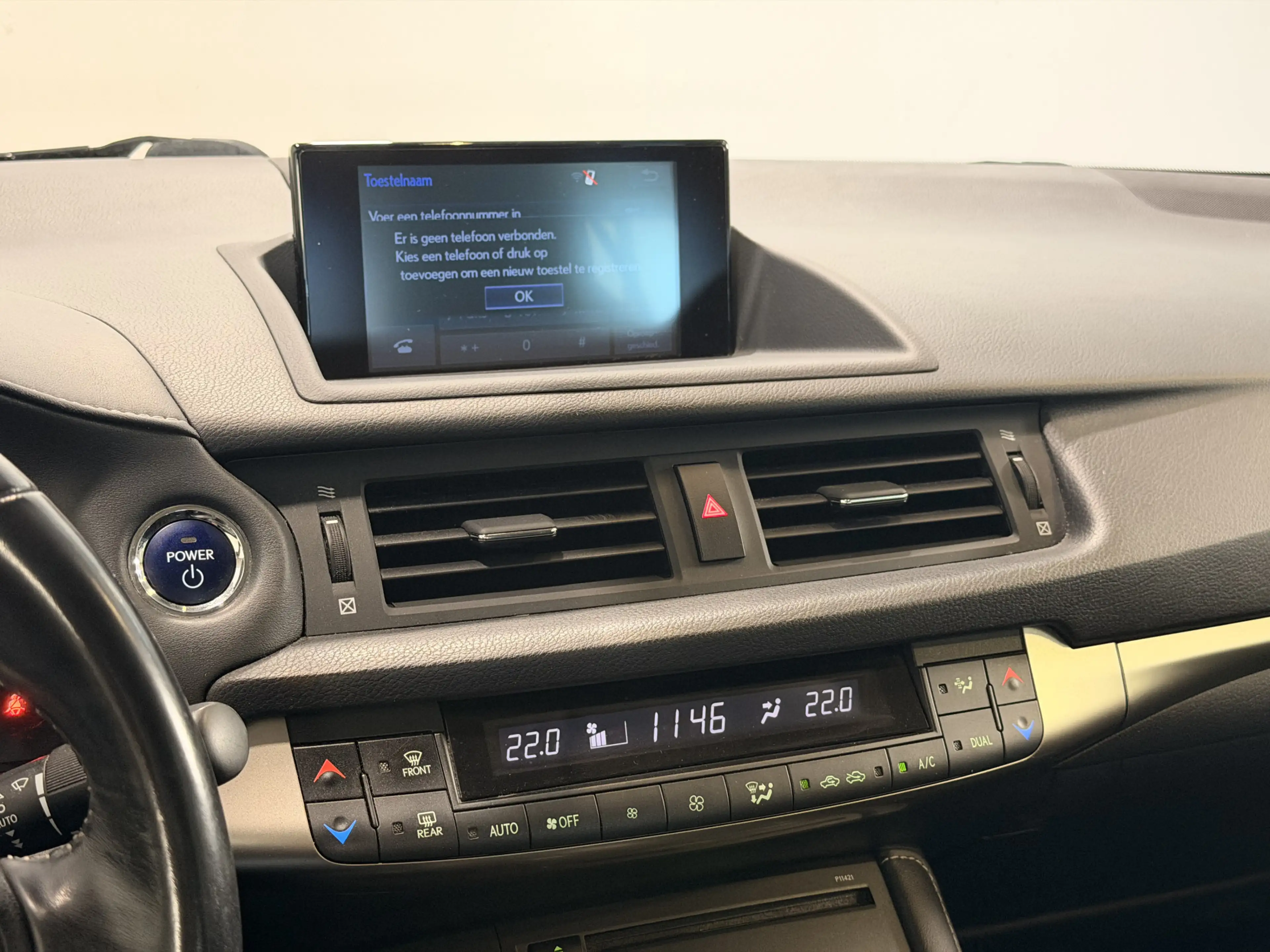Lexus CT 200h — photo 13