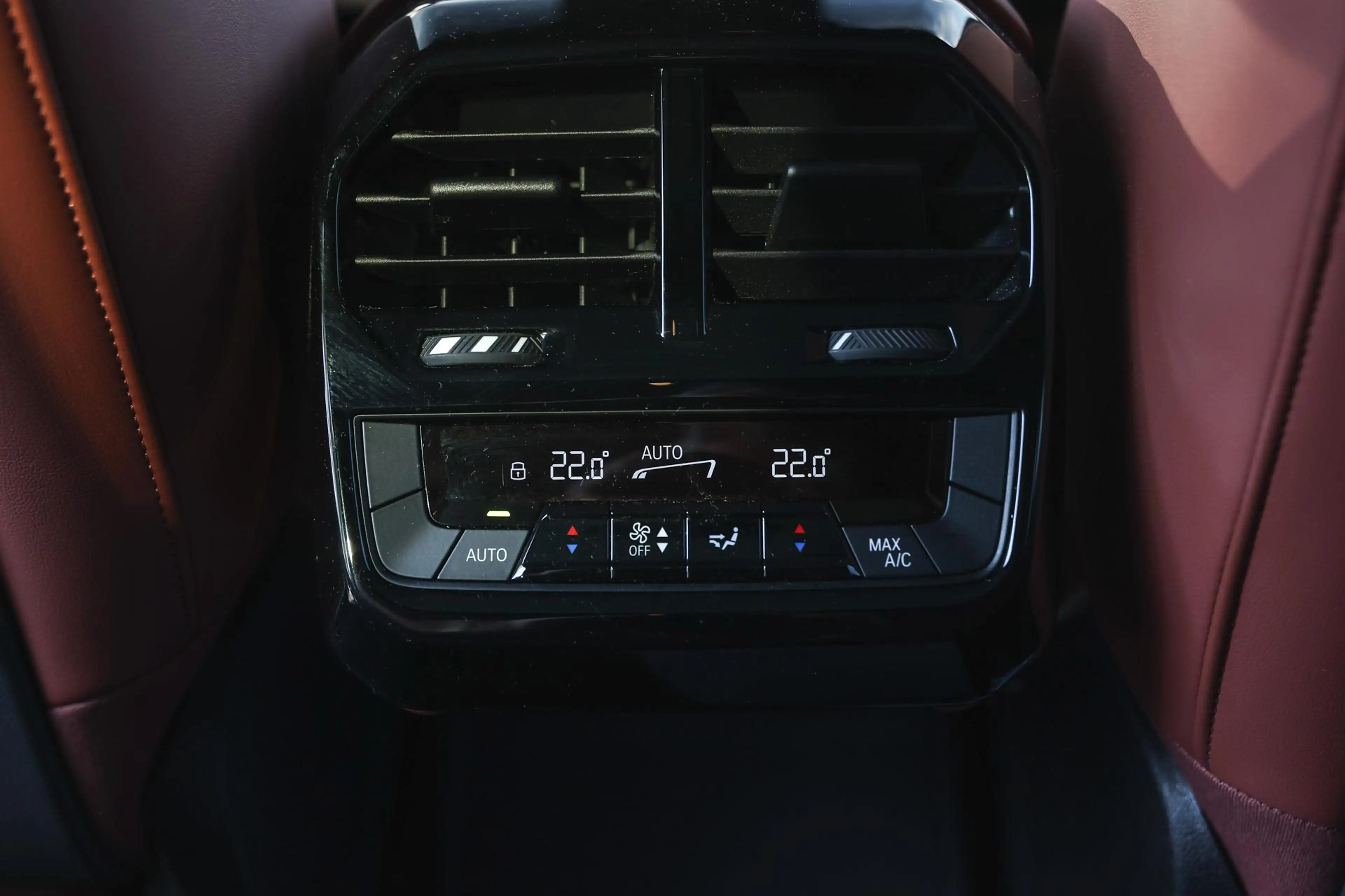 BMW iX xDrive40 / Sportpakket / Panoramadak Sky Lounge / — photo 12