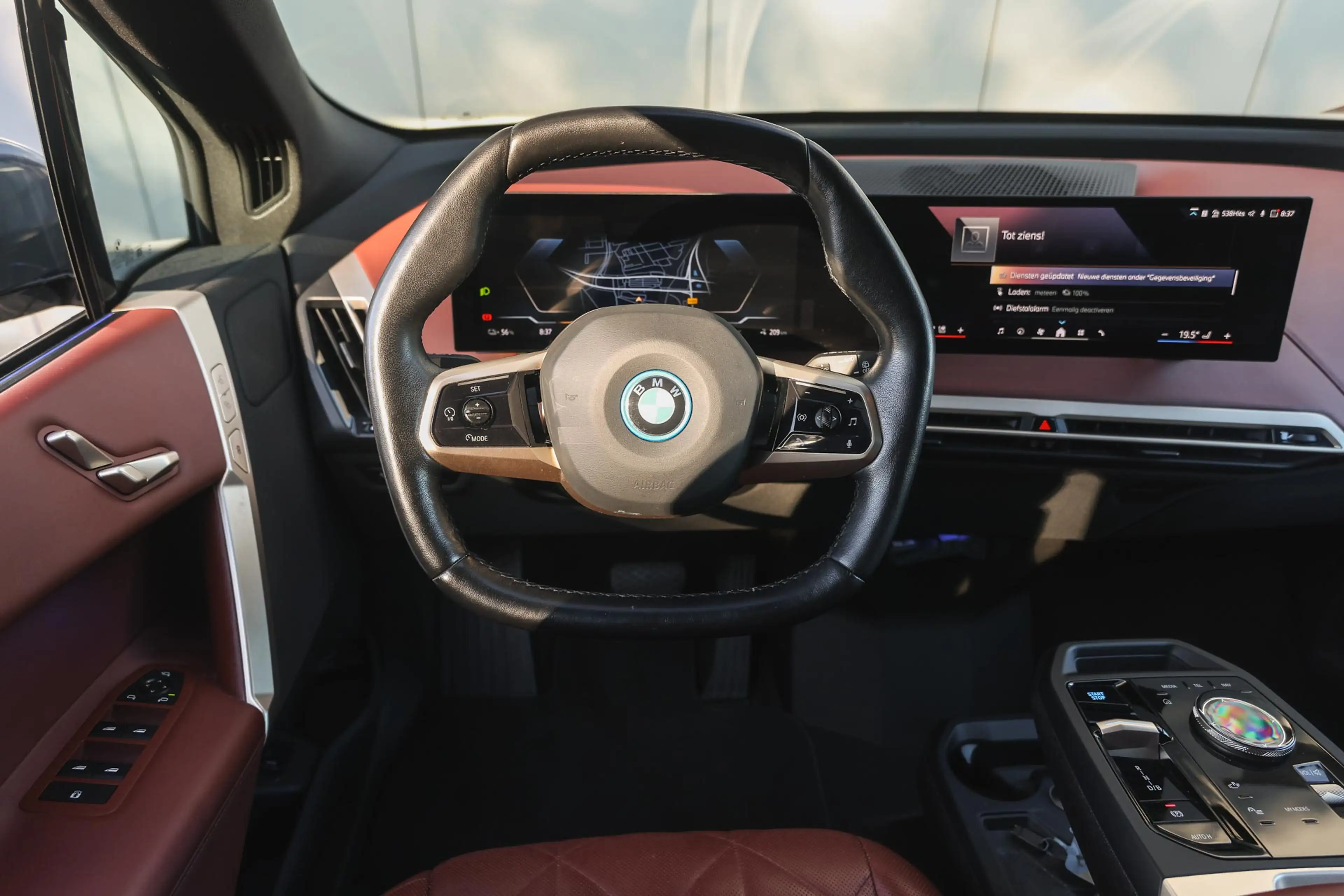 BMW iX xDrive40 / Sportpakket / Panoramadak Sky Lounge / — photo 3