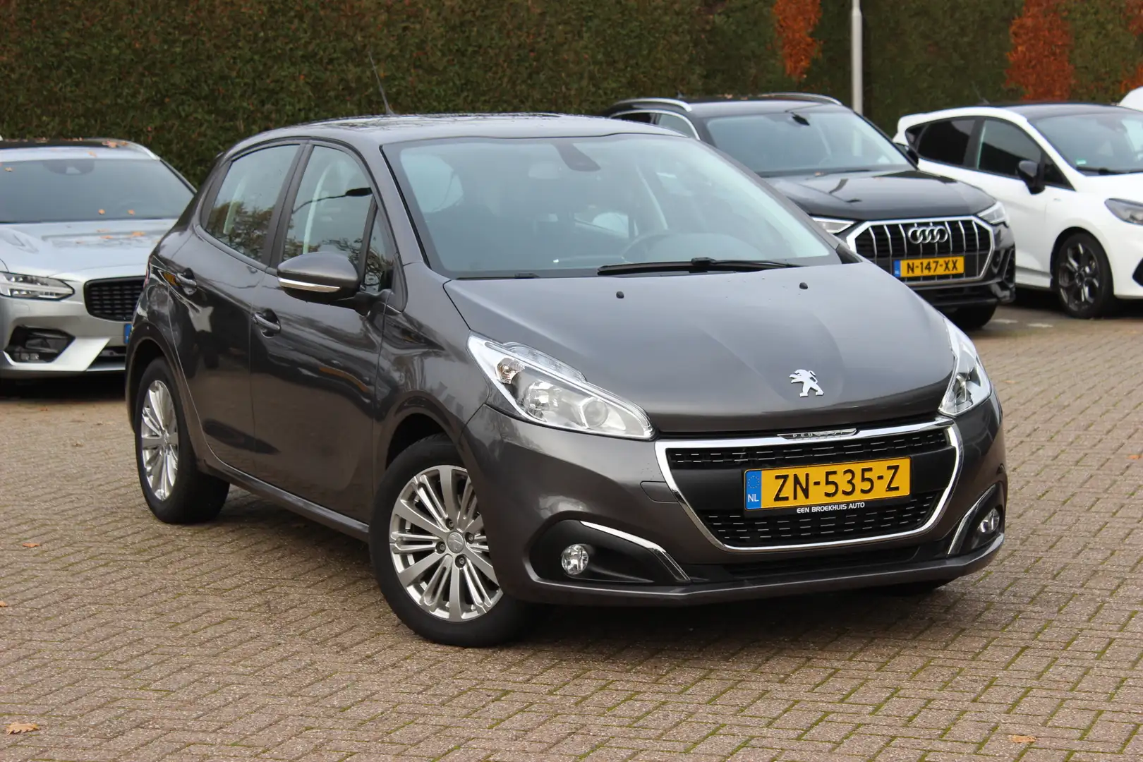 Peugeot 208 1.2 PureTech Signature Navigatie / Parkeerhulp ach Grijs - 1