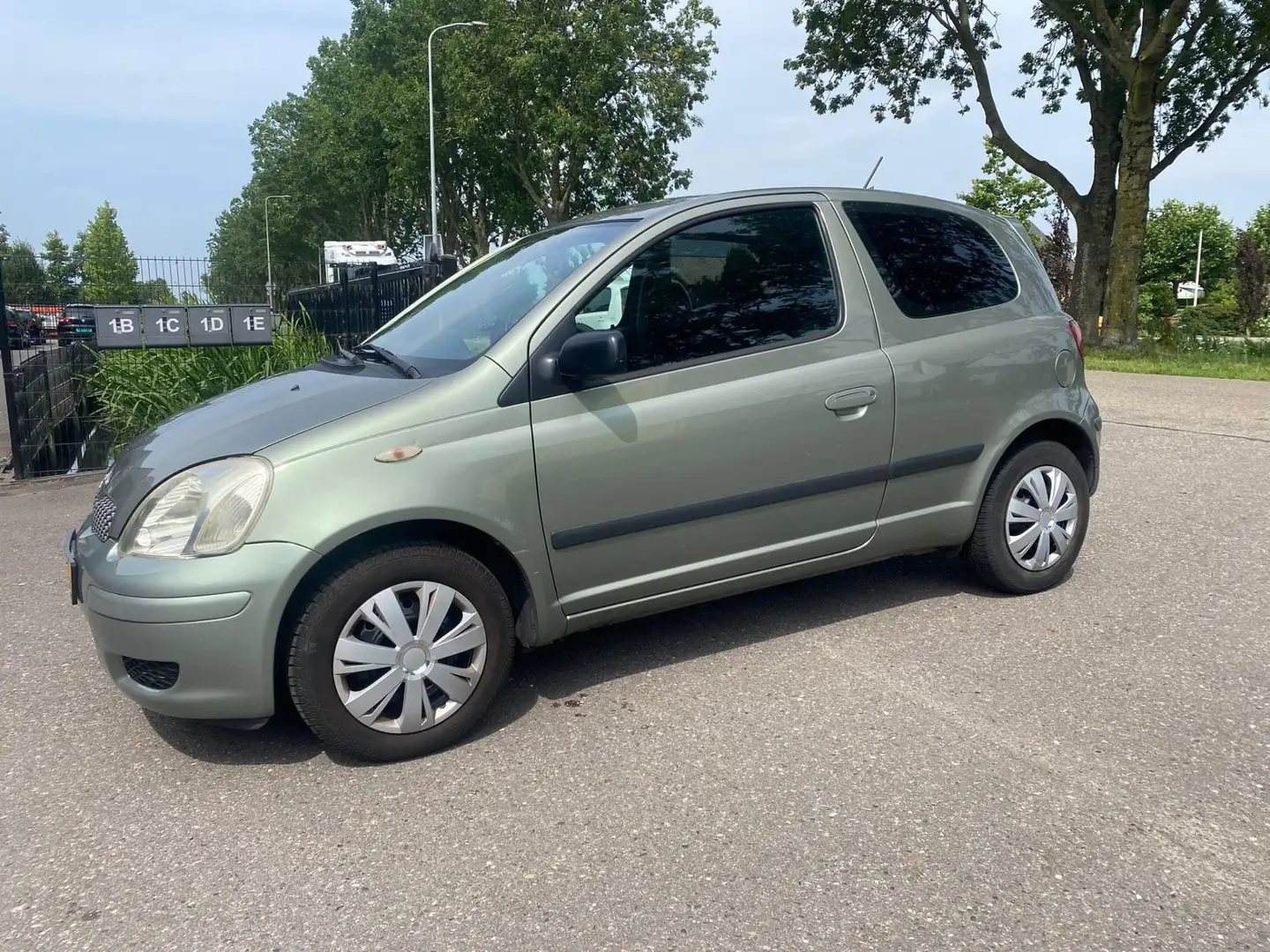 Toyota Yaris 1.0 VVT-i Terra - AIRCO - NAVIGATIE SCHERM- NIEUWE Vert - 2