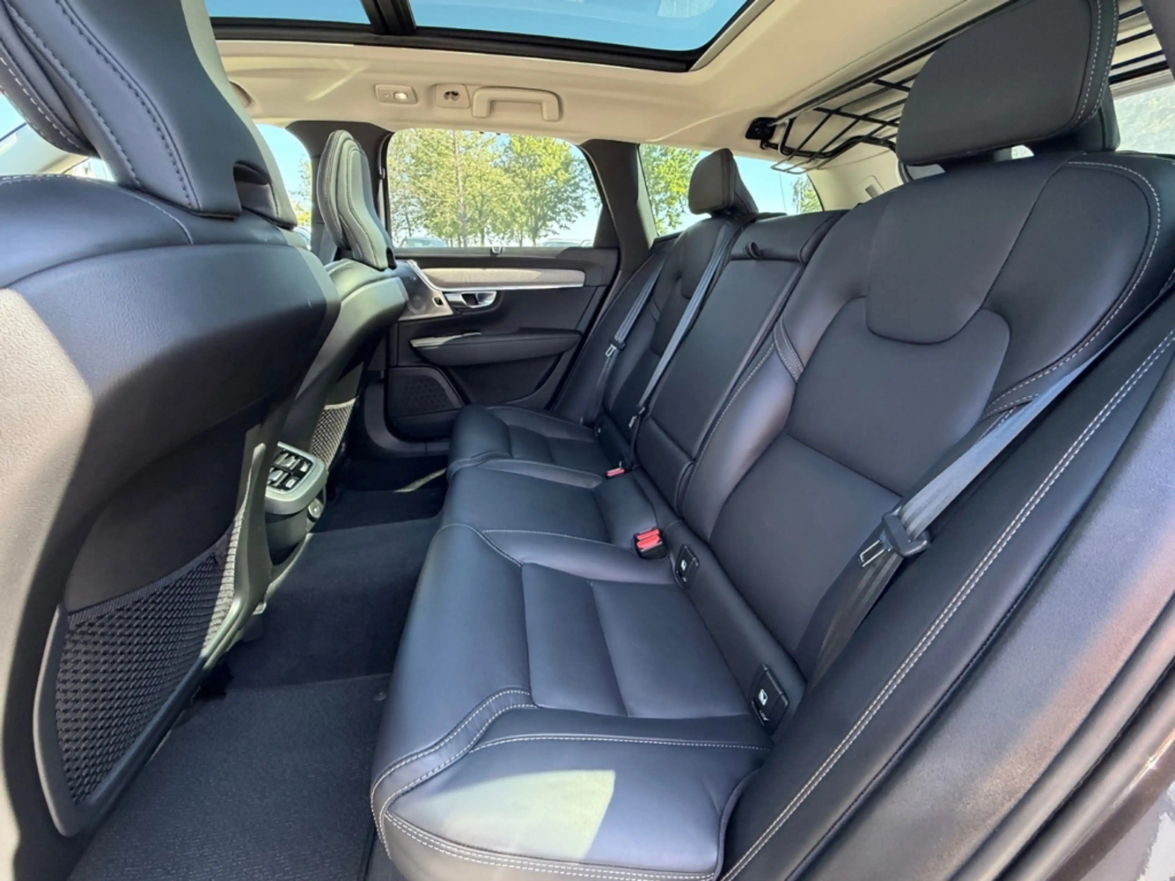 Volvo V90 Cross Country B4 AWD Ultimate B&W StandHZG Luftfahrwerk El. Pano — photo 12