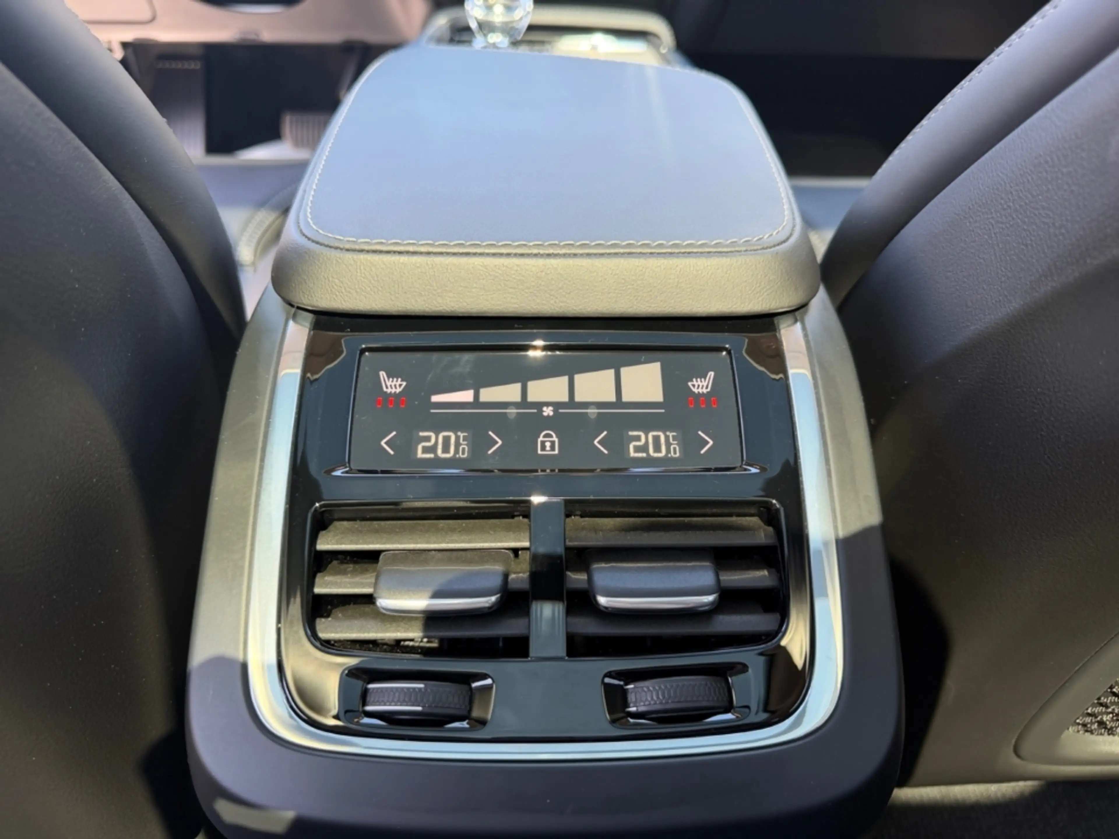 Volvo V90 Cross Country B4 AWD Ultimate B&W StandHZG Luftfahrwerk El. Pano — photo 13