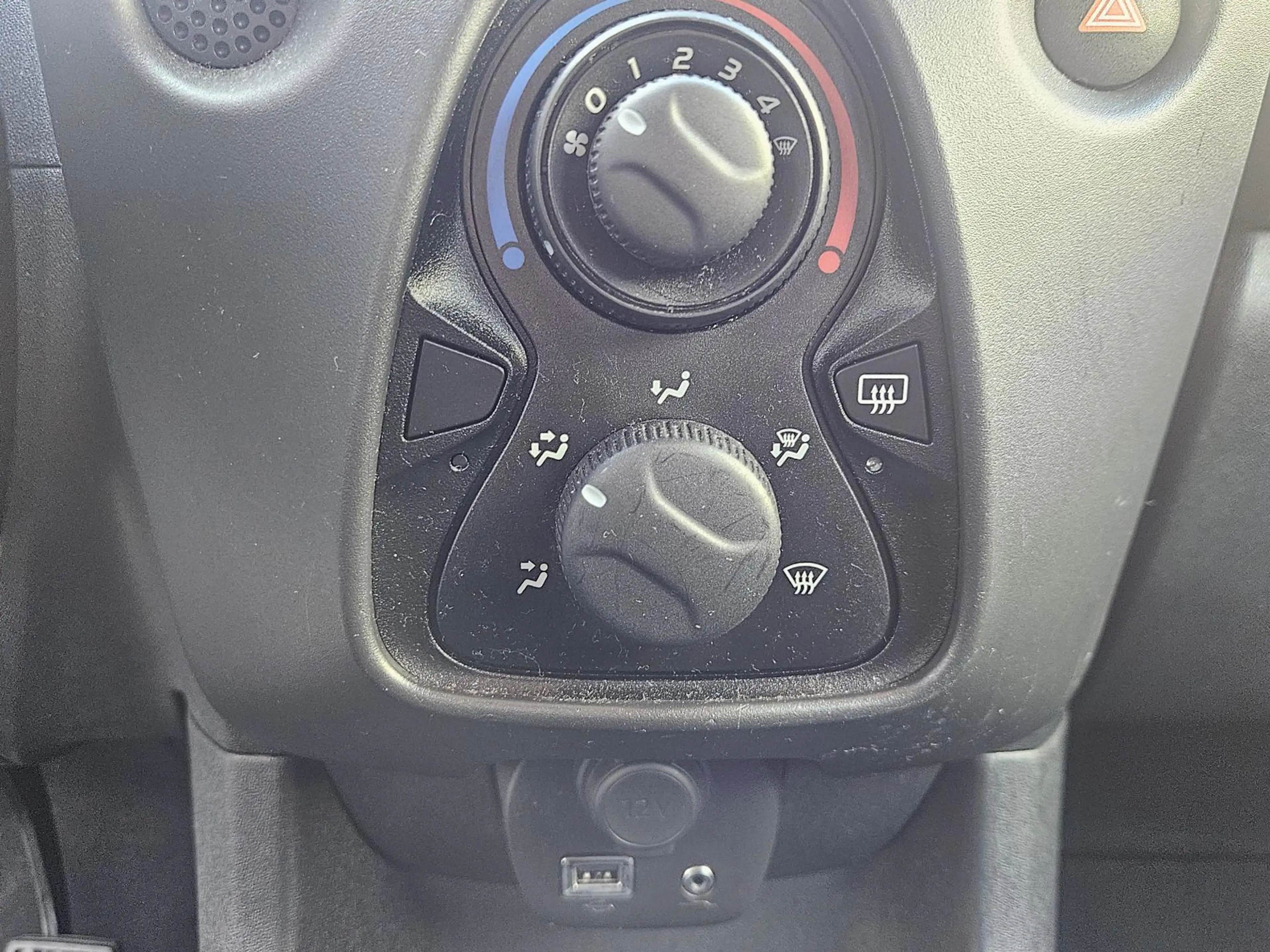 Peugeot 108 1.0 e-VTi Access — photo 10