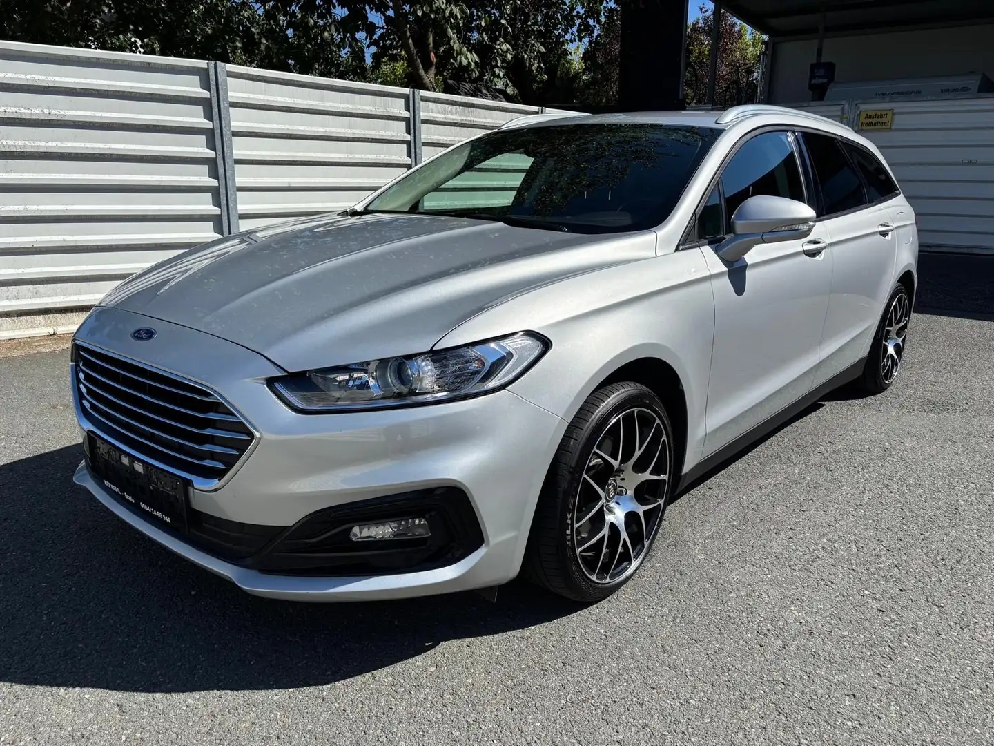 Ford Mondeo Traveller Business 2,0 EcoBlue SCR Grau - 1
