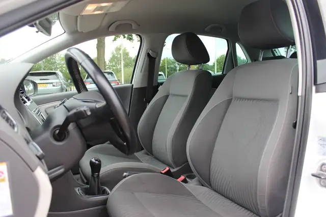 Volkswagen Polo view 4
