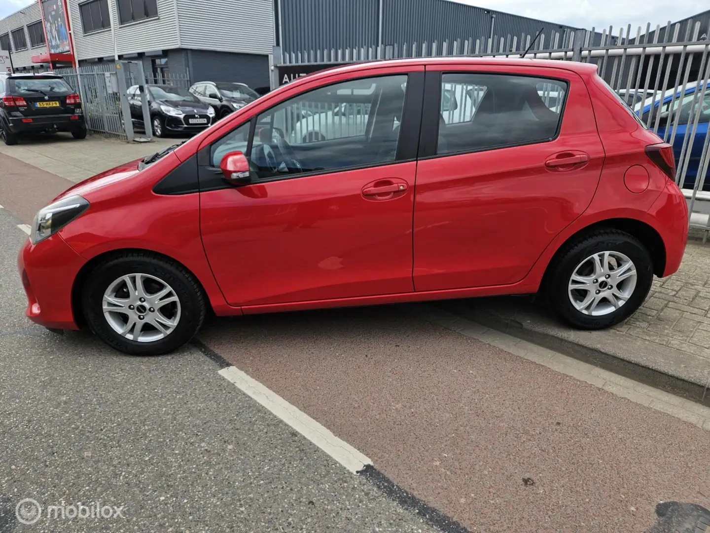 Toyota Yaris 1.0 VVT-i Access camera Rood - 2