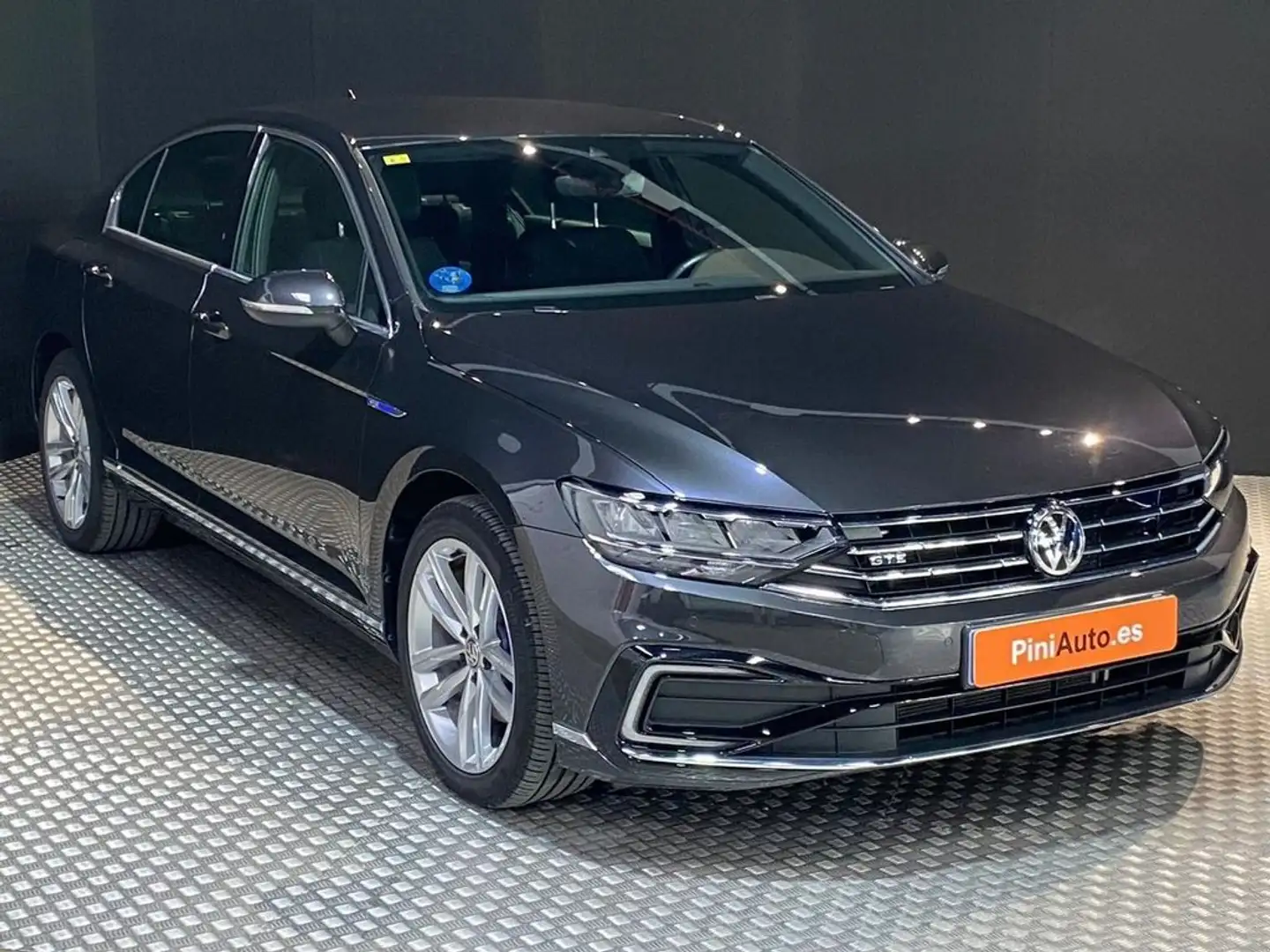Volkswagen Passat GTE 1.4 TSI ePower 115kW  85kW DSG Grau - 2