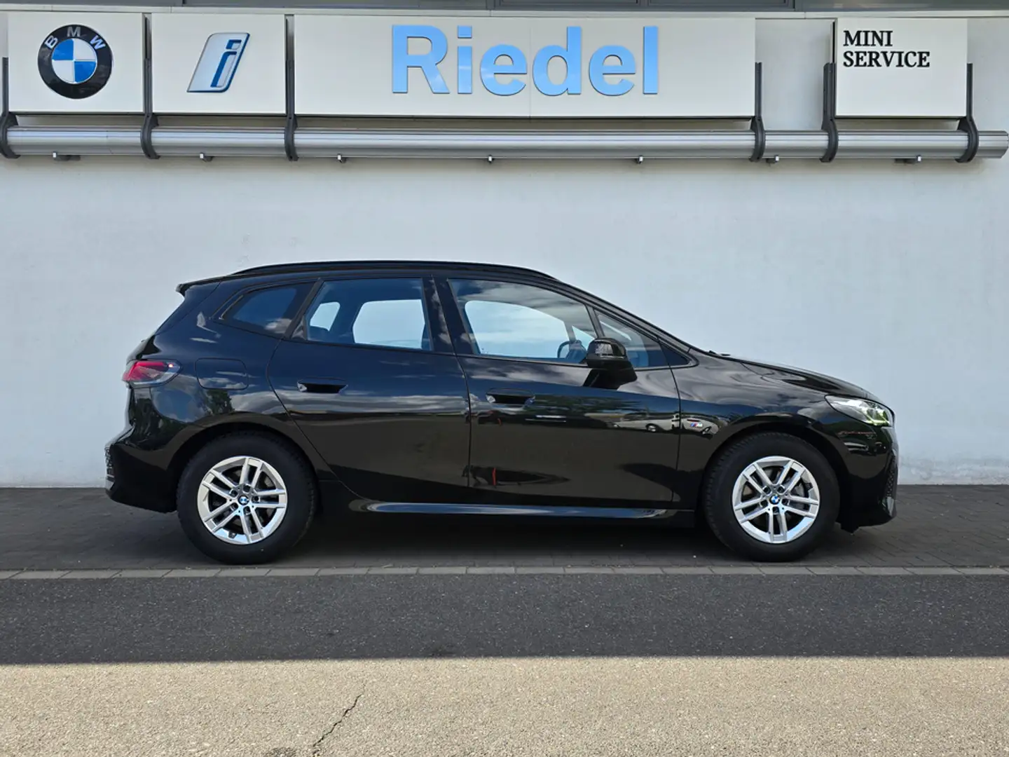 BMW 220 i Active Tourer M Sportpaket*DA+*Head-Up*AHK* Noir - 2