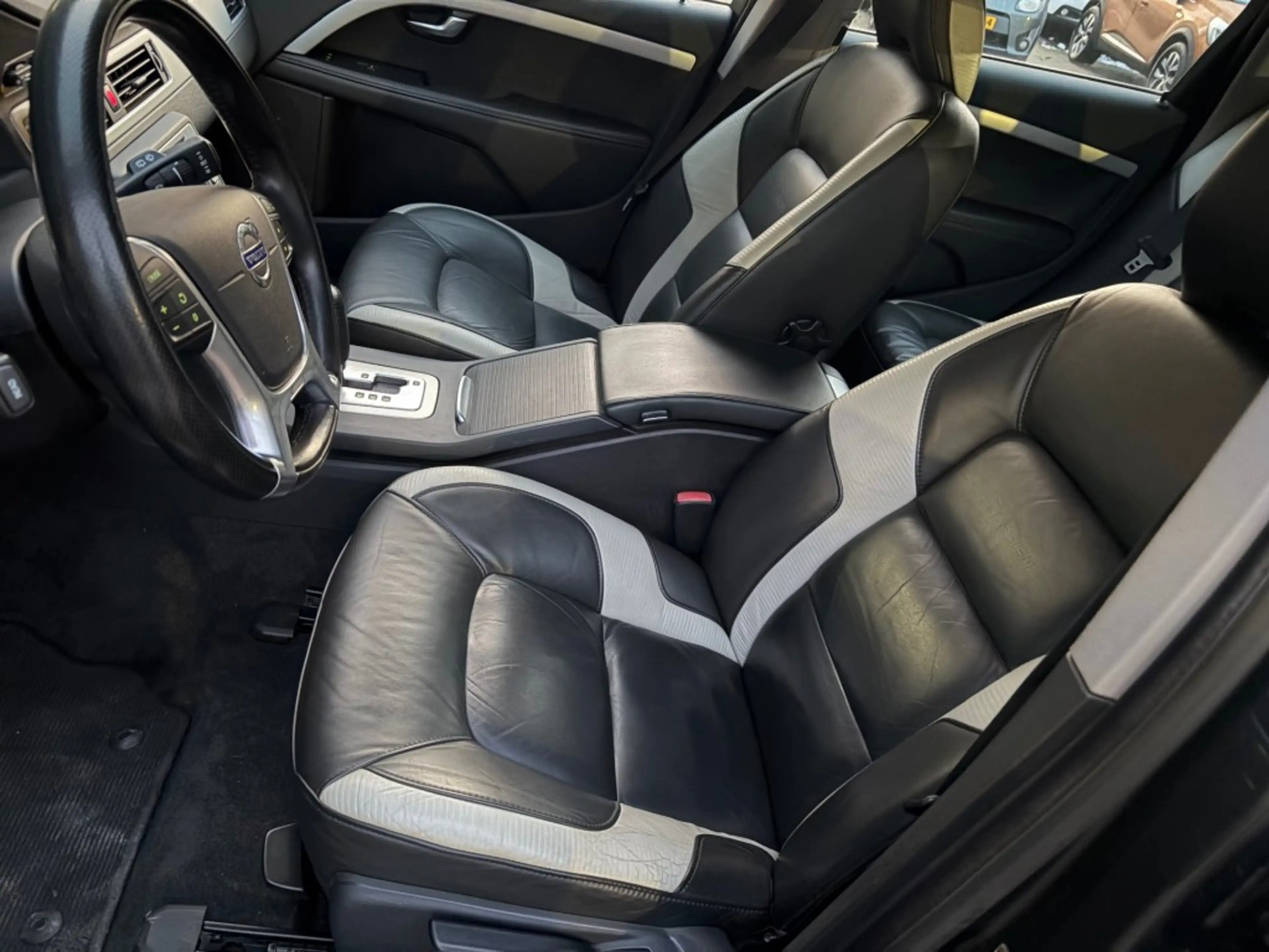 Volvo V70 2.0T R-EDITION — photo 11