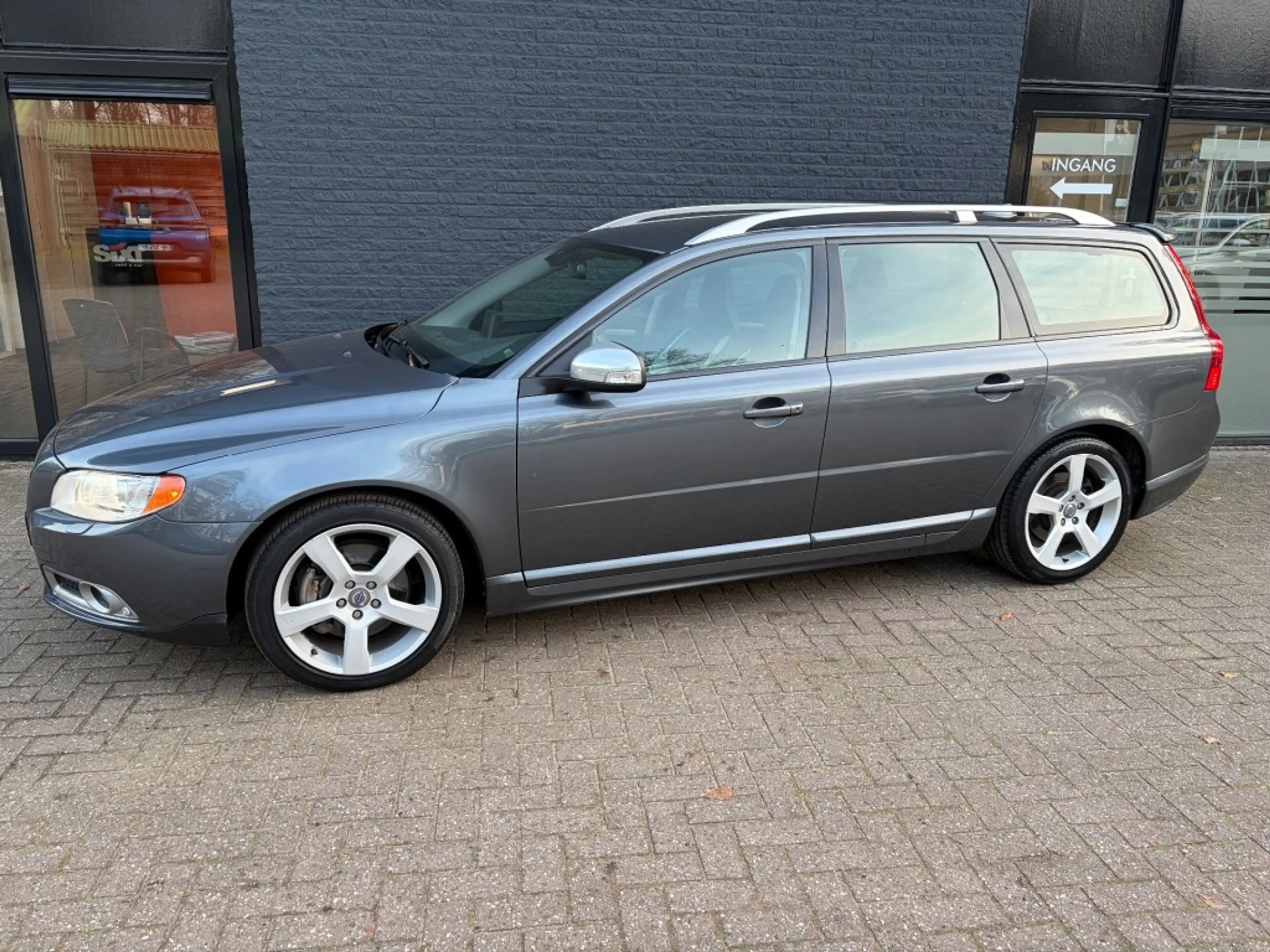 Volvo V70 2.0T R-EDITION — photo 2