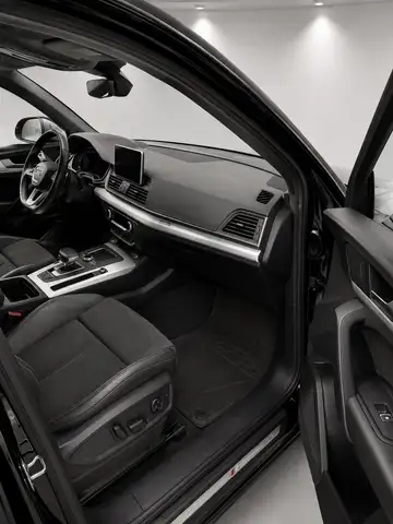 Audi Q5 view 11
