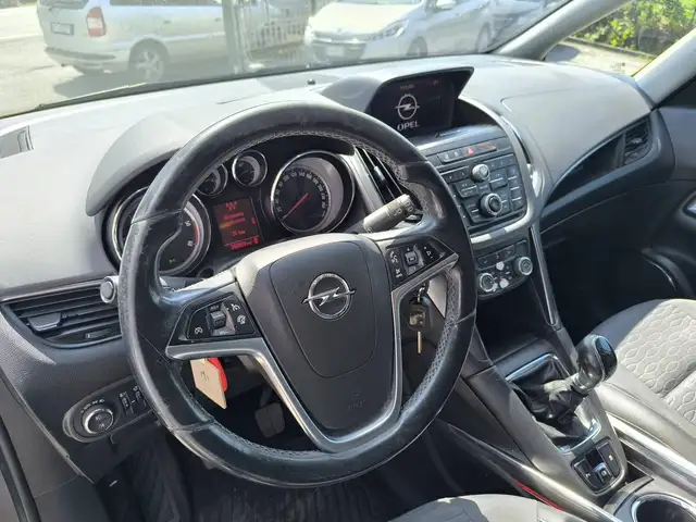 Opel Zafira Tourer view 9