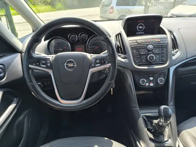 Opel Zafira Tourer view 10