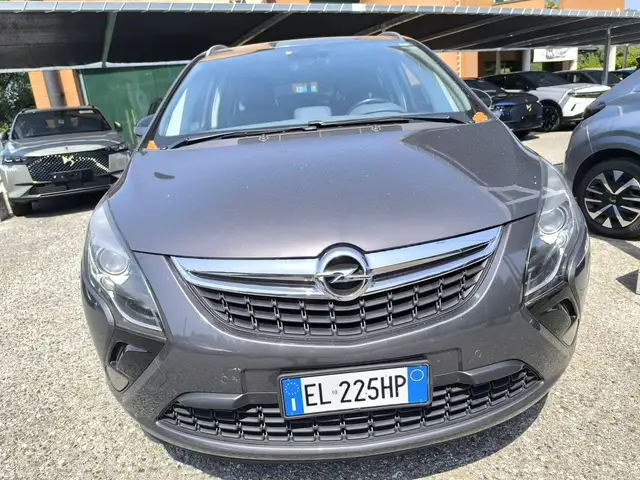 Opel Zafira Tourer view 3