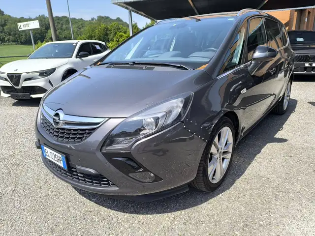Opel Zafira Tourer view 5