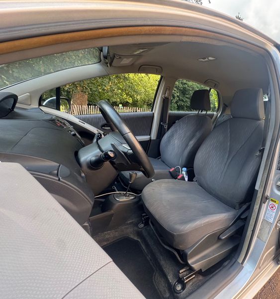 Toyota Yaris Yaris 1.3i VVT-i 16v Linea Sol — photo 7