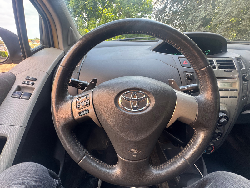 Toyota Yaris Yaris 1.3i VVT-i 16v Linea Sol — photo 9