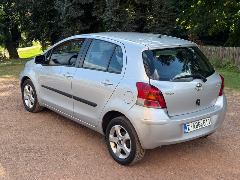 Toyota Yaris Yaris 1.3i VVT-i 16v Linea Sol — photo 4