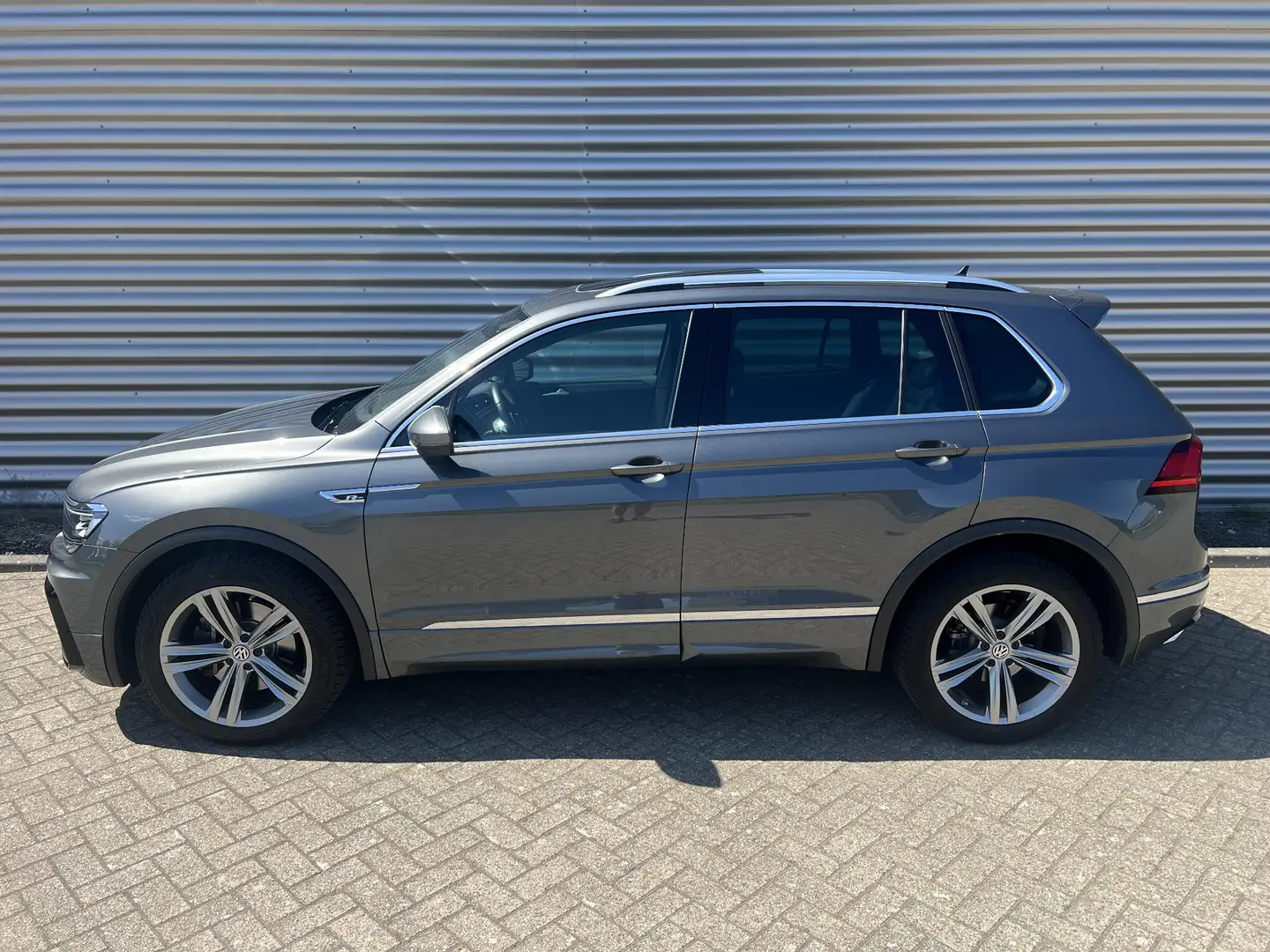 Volkswagen Tiguan 2.0 TSI 4Motion R-Line Pano Trekhaak DSG Gris - 2