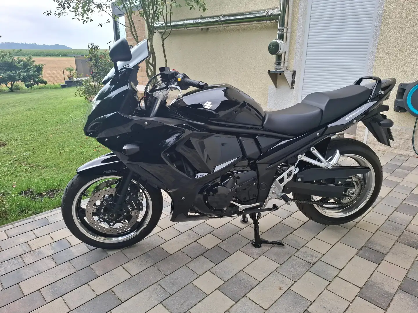 Suzuki GSX 1250 FA *** TRAUMZUSTAND *** wenig KM Zwart - 2