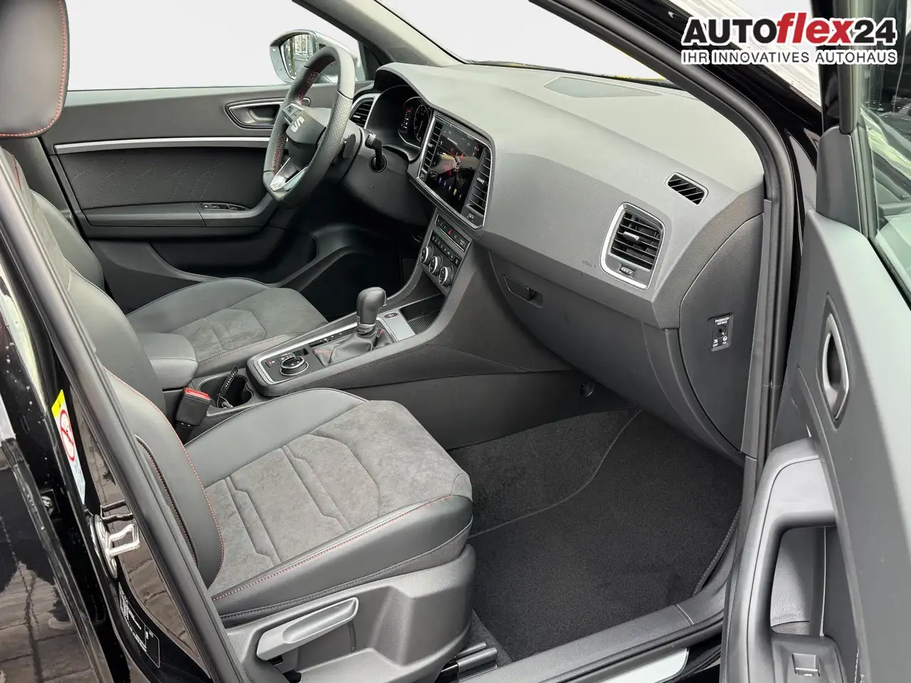 SEAT Ateca 1.5 TSI DSG FR Black Edition 19Z AHK PDC SHZ Na... 11
