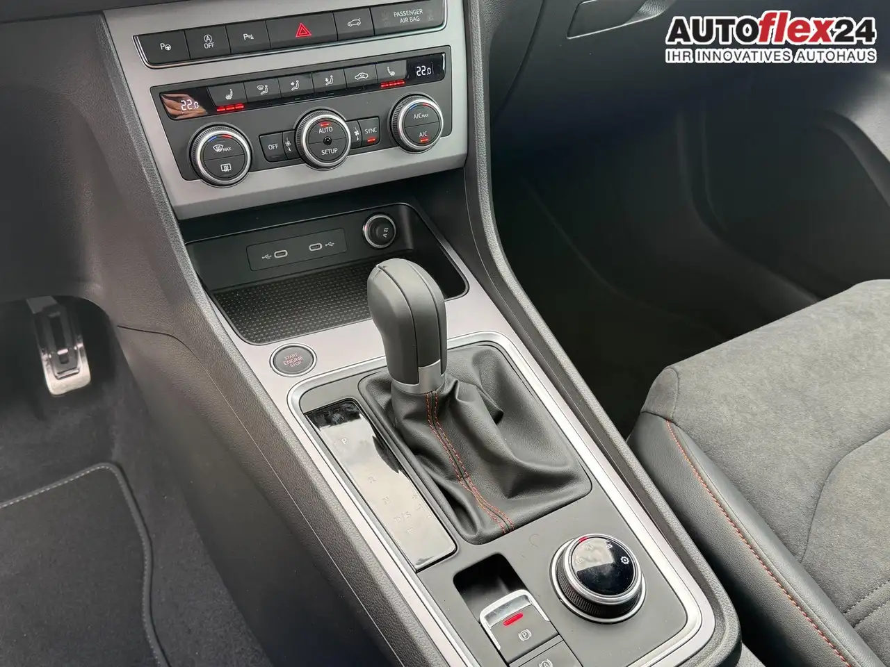 SEAT Ateca 1.5 TSI DSG FR Black Edition 19Z AHK PDC SHZ Na... 17