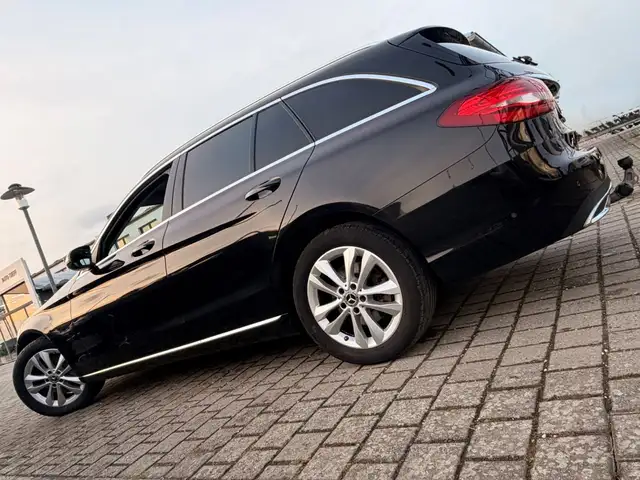 Mercedes-Benz 220 view 4